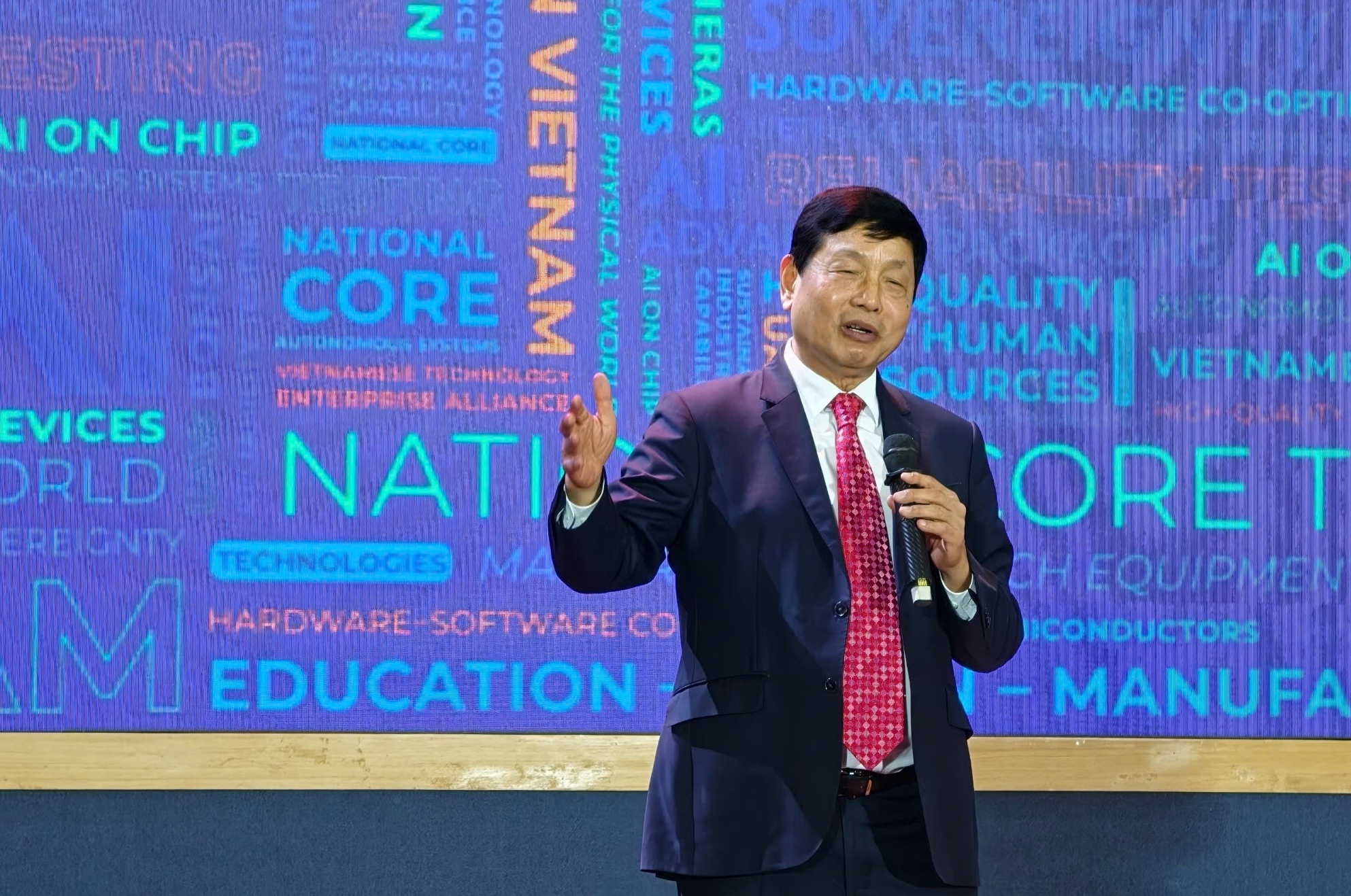 nha may chip FPT,  FPT chip ban dan,  nha may chip Viettel,  dong goi chip,  cong nghiep ban dan anh 1