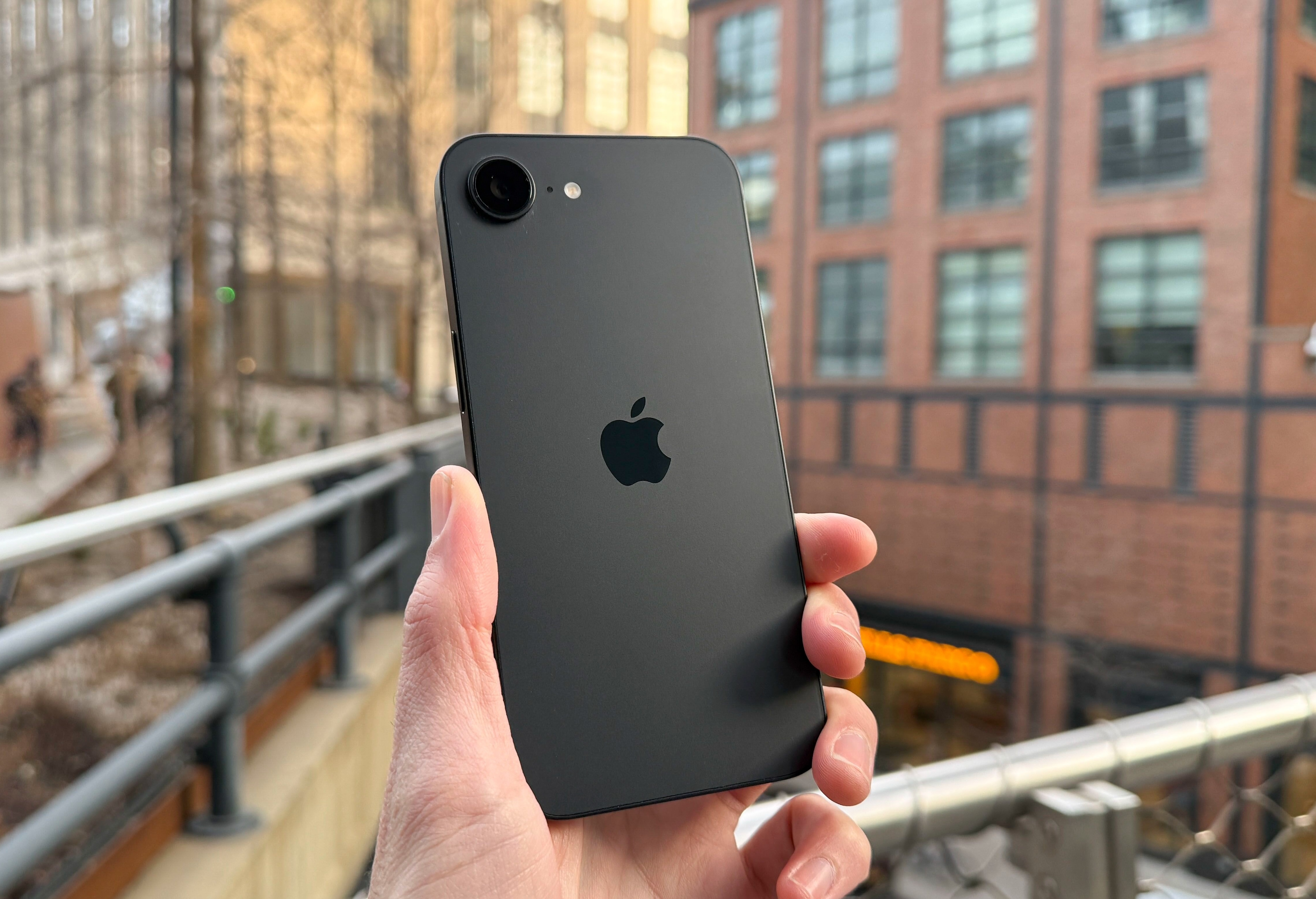 iPhone gia re nam nay co gi hay? hinh anh