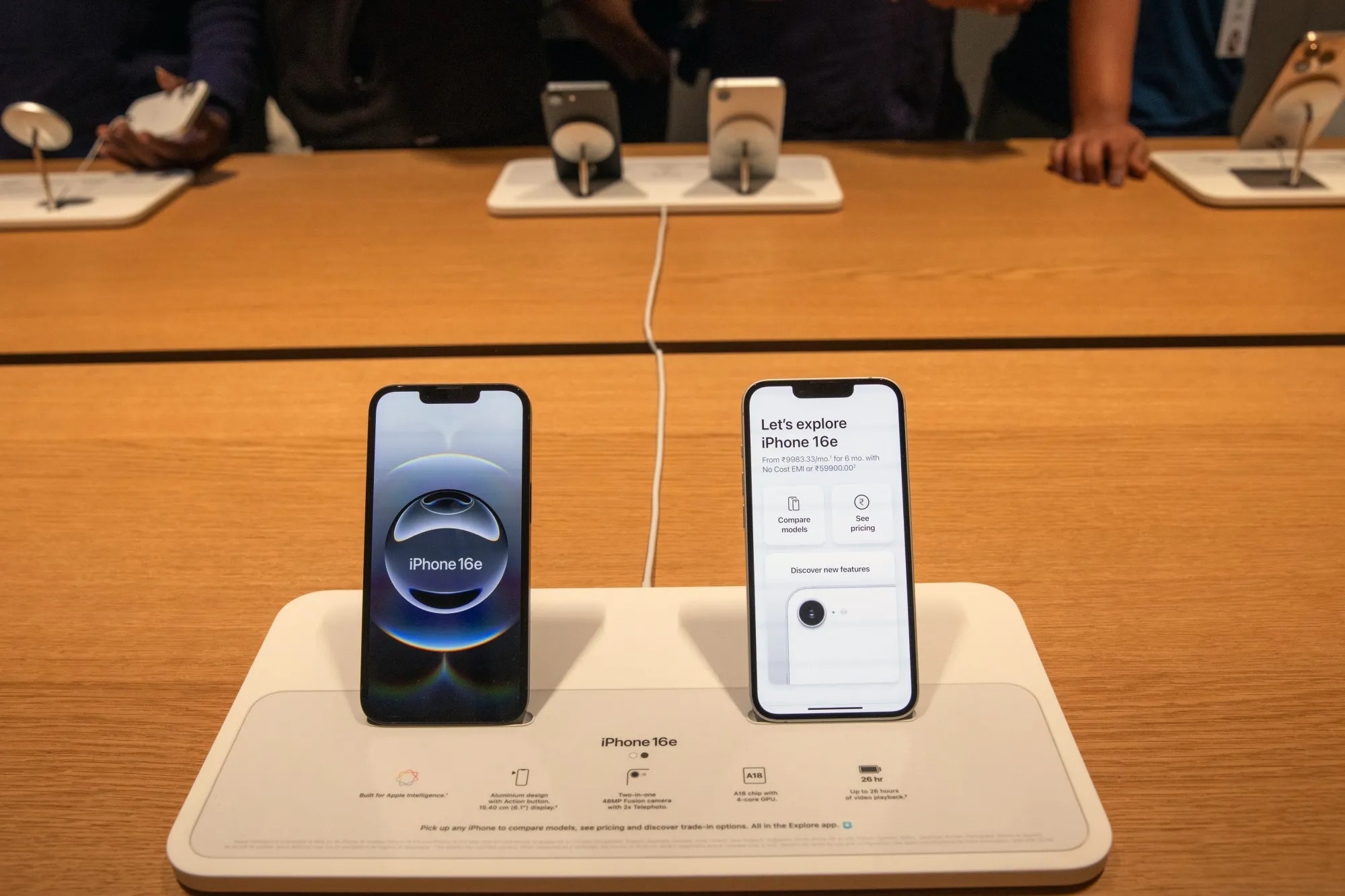 Apple iPhone 17e,  Apple iPad Air M4,  Apple MacBook Pro M5,  tin don iPhone 17e anh 1