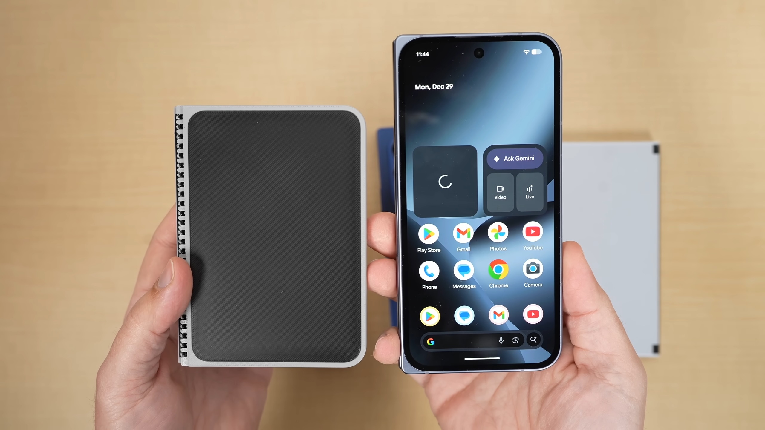 iPhone man hinh gap,  iPhone Fold ra mat,  gia ban iPhone Fold,  Samsung Galaxy Z Fold7 anh 1