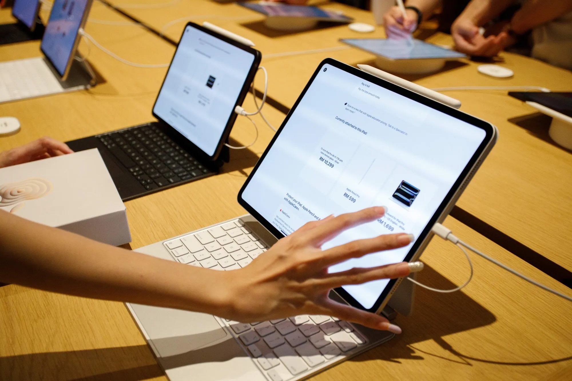 MacBook Pro cam ung,  ban phim iPad Pro,  MacBook Pro OLED,  laptop cam ung anh 1