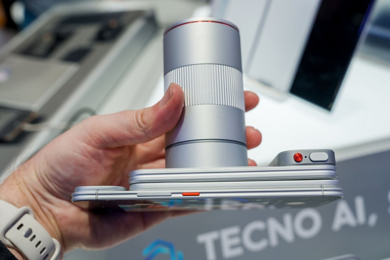 Trien lam MWC 2026,  MWC 2026 la gi,  smartphone tai MWC 2026,  smartphone man hinh gap,  laptop choi game anh 11