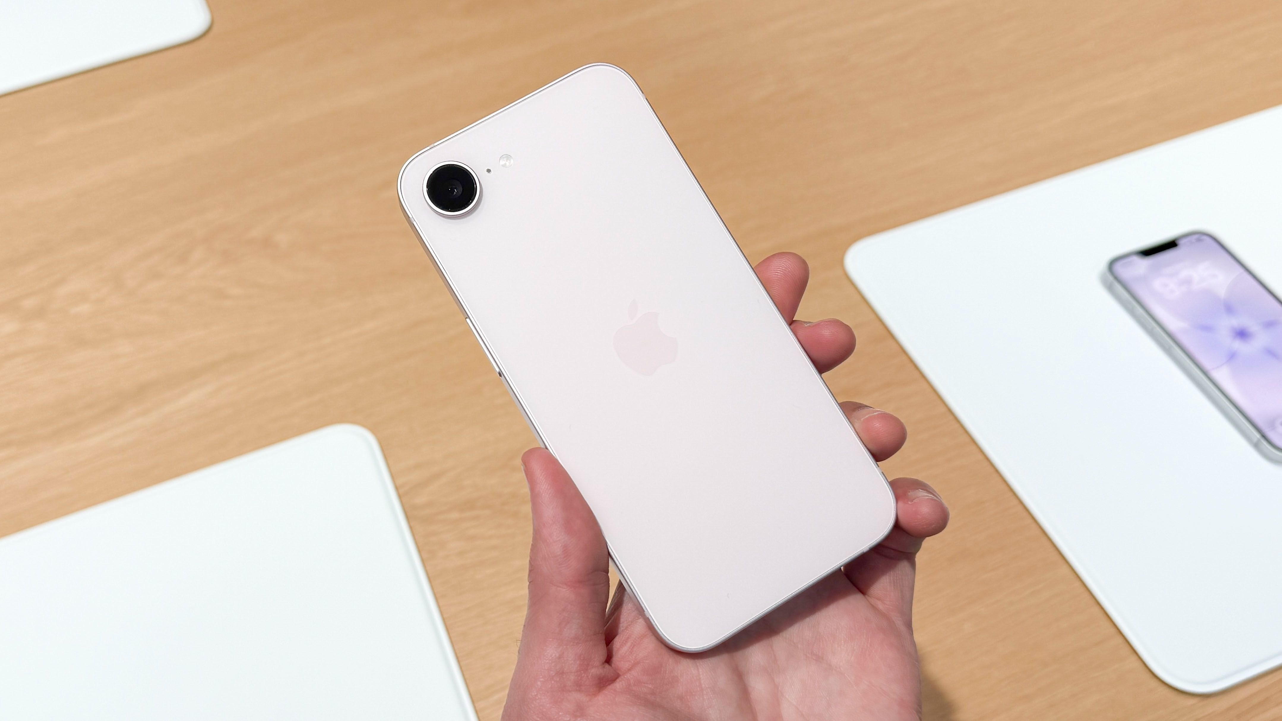 gia ban MacBook Neo,  MacBook Pro M5 Pro,  gia MacBook Air M5,  gia iPad Air M4,  Studio Display XDR 2026 anh 2