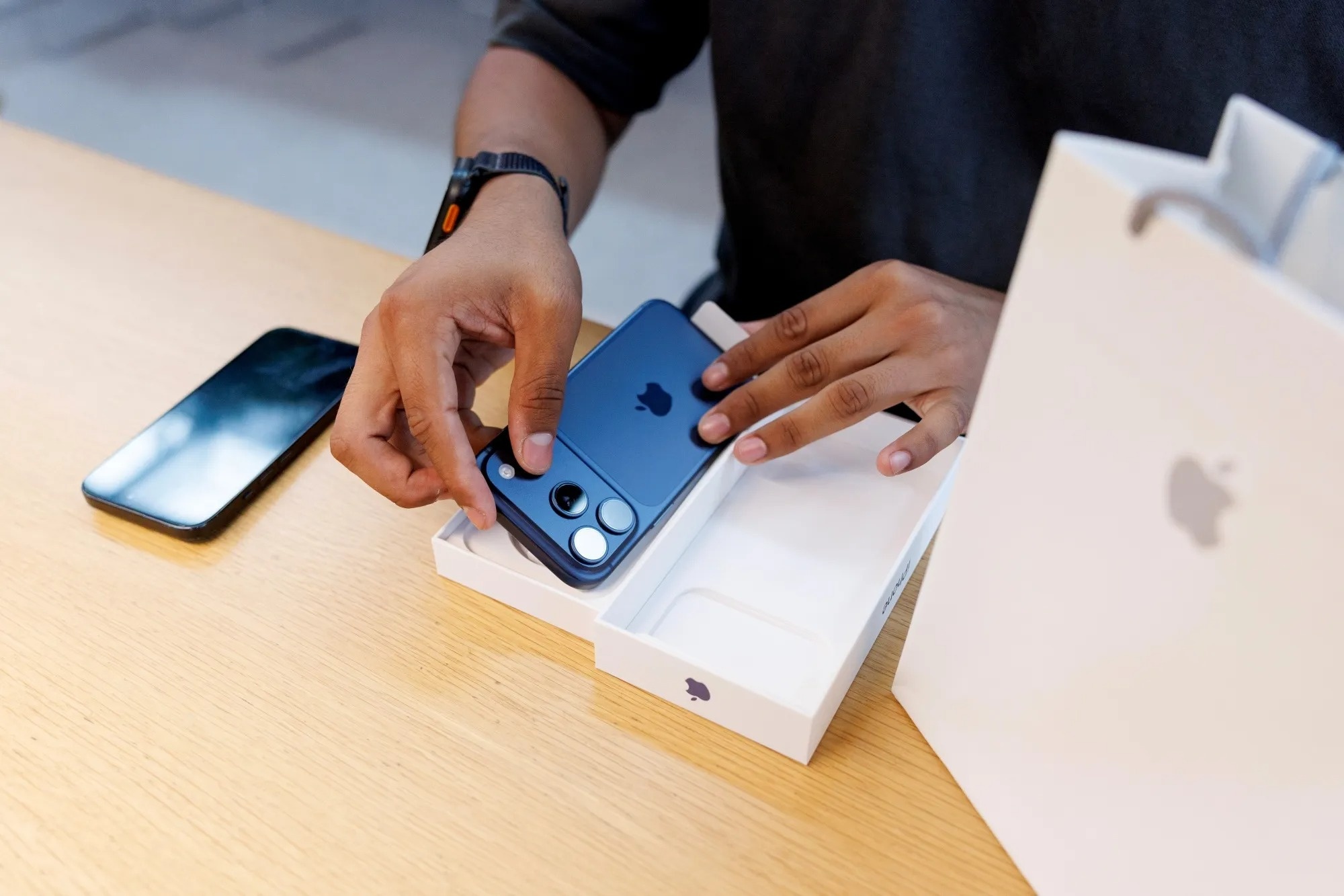 Doi tac Apple thang lon hinh anh