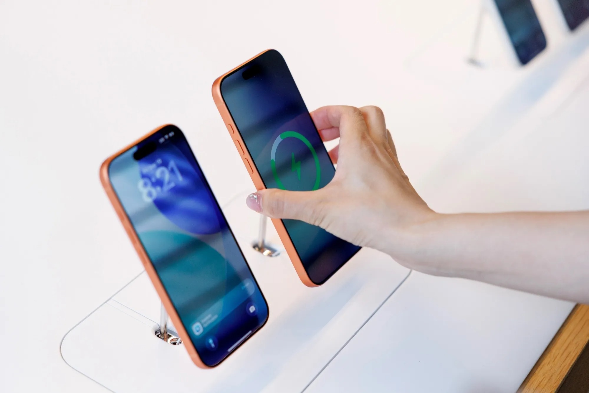 Apple lai nguoc dong hinh anh