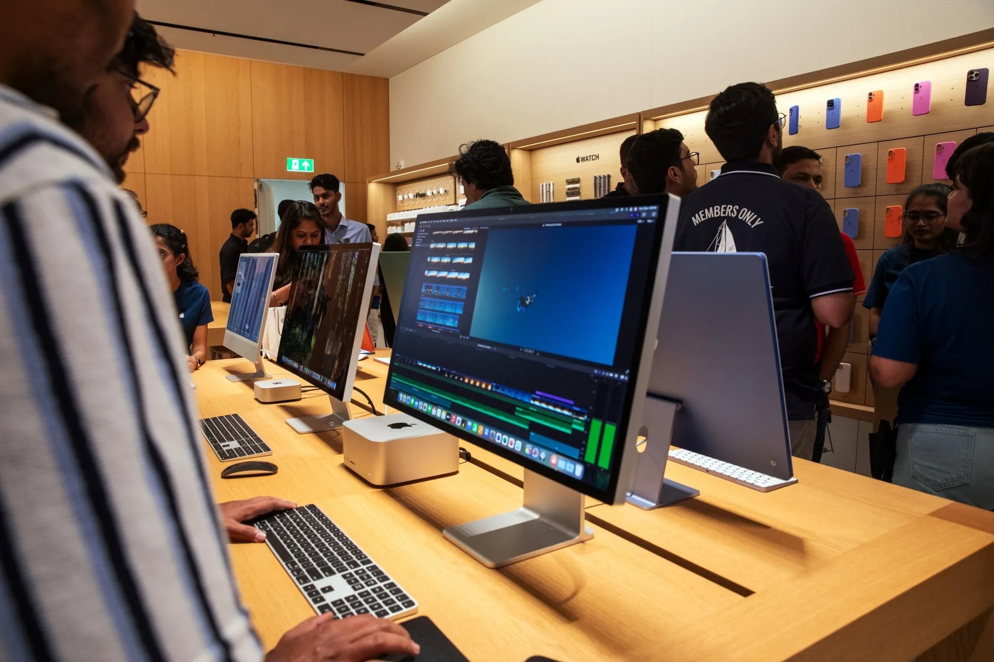 MacBook Pro cam ung,  Apple MacBook Pro OLED,  Mac Studio M5 Max,  khan hiem chip nho anh 1