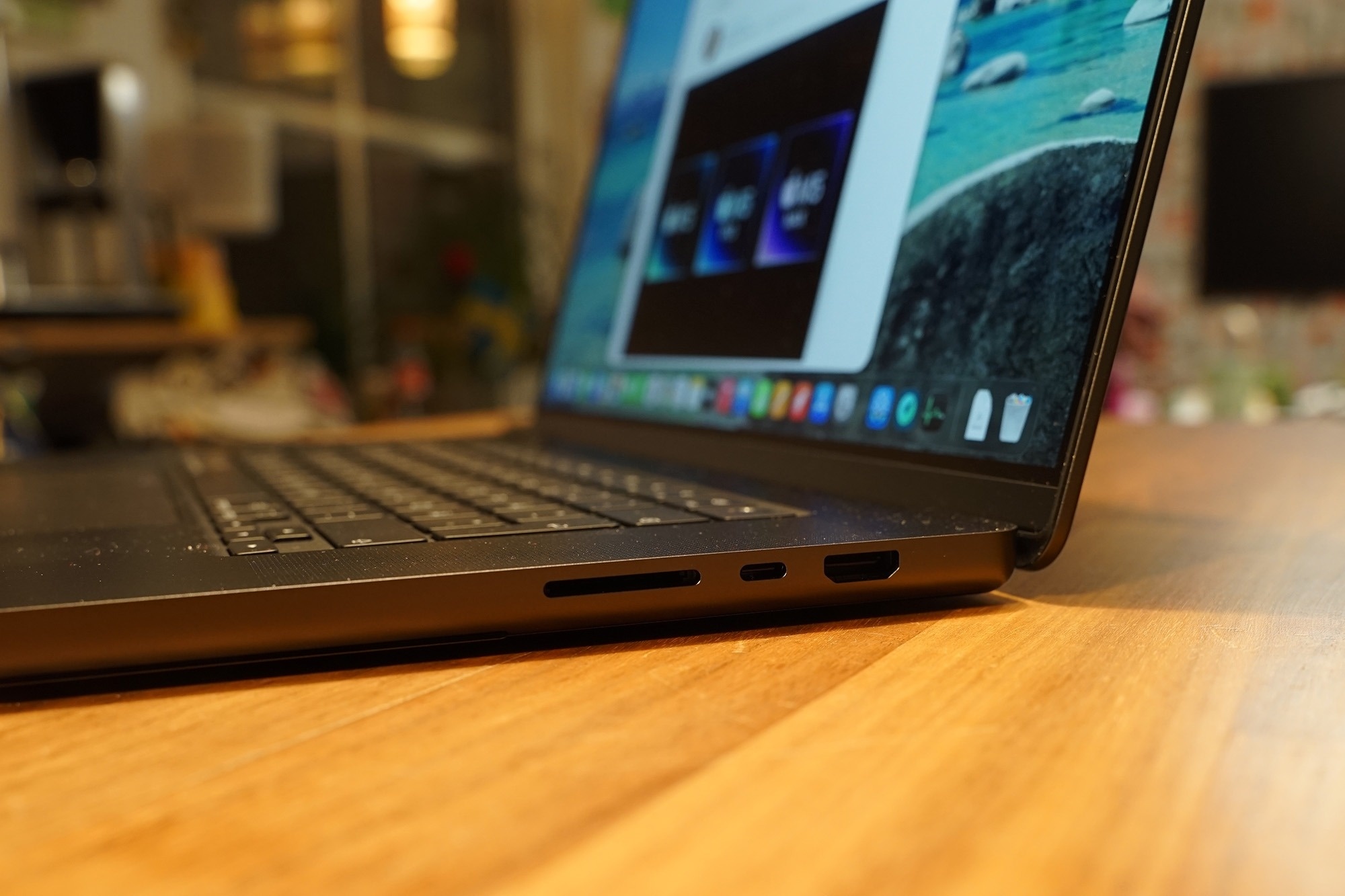 iPhone man hinh gap,  tin don iPhone Fold,  Apple iPhone Ultra,  MacBook Pro cam ung,  tin don MacBook Ultra anh 1