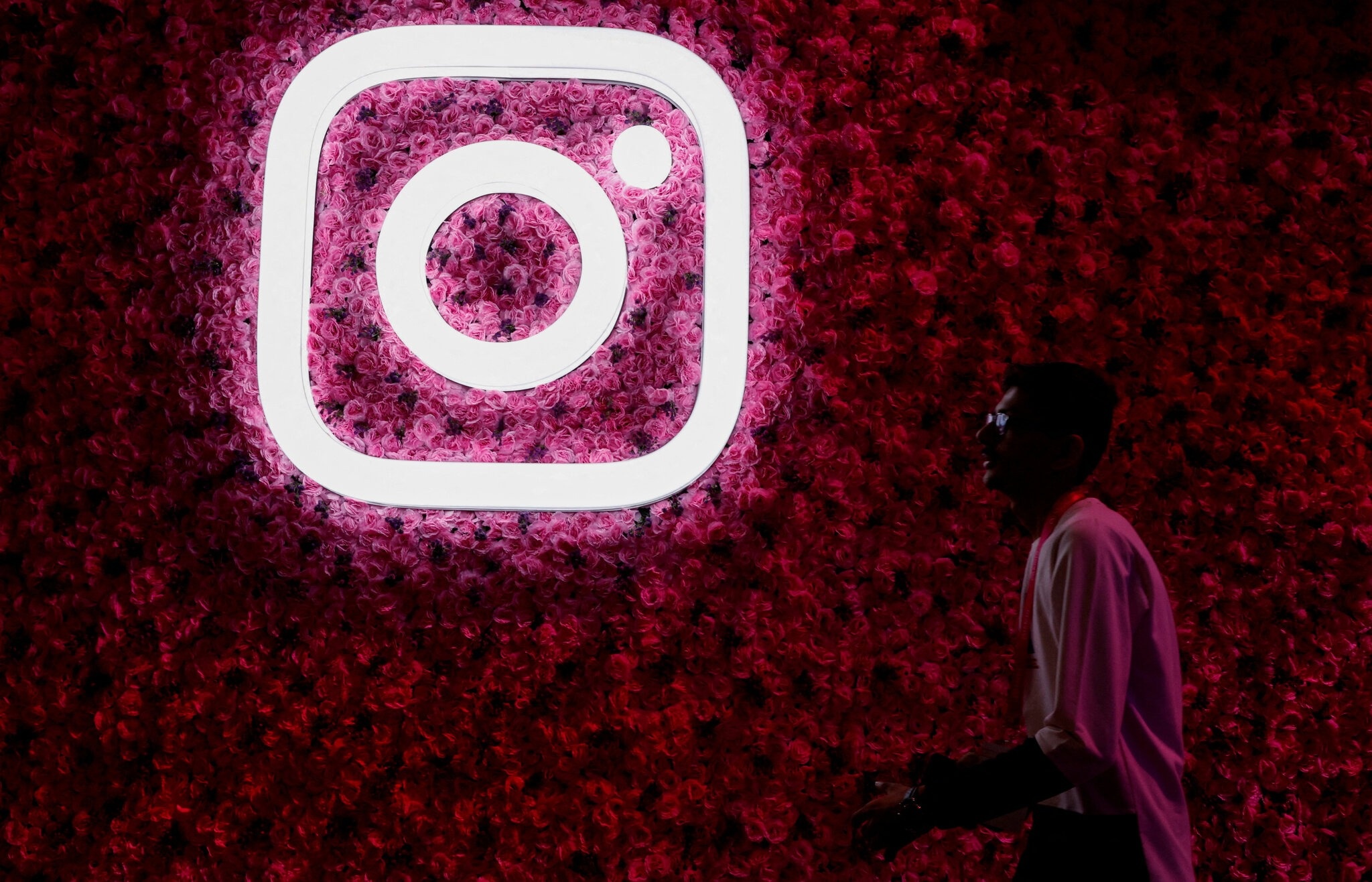 Instagram Plus la gi,  Facebook Plus la gi,  WhatsApp Plus la gi,  Meta One la gi,  Facebook tra phi anh 1