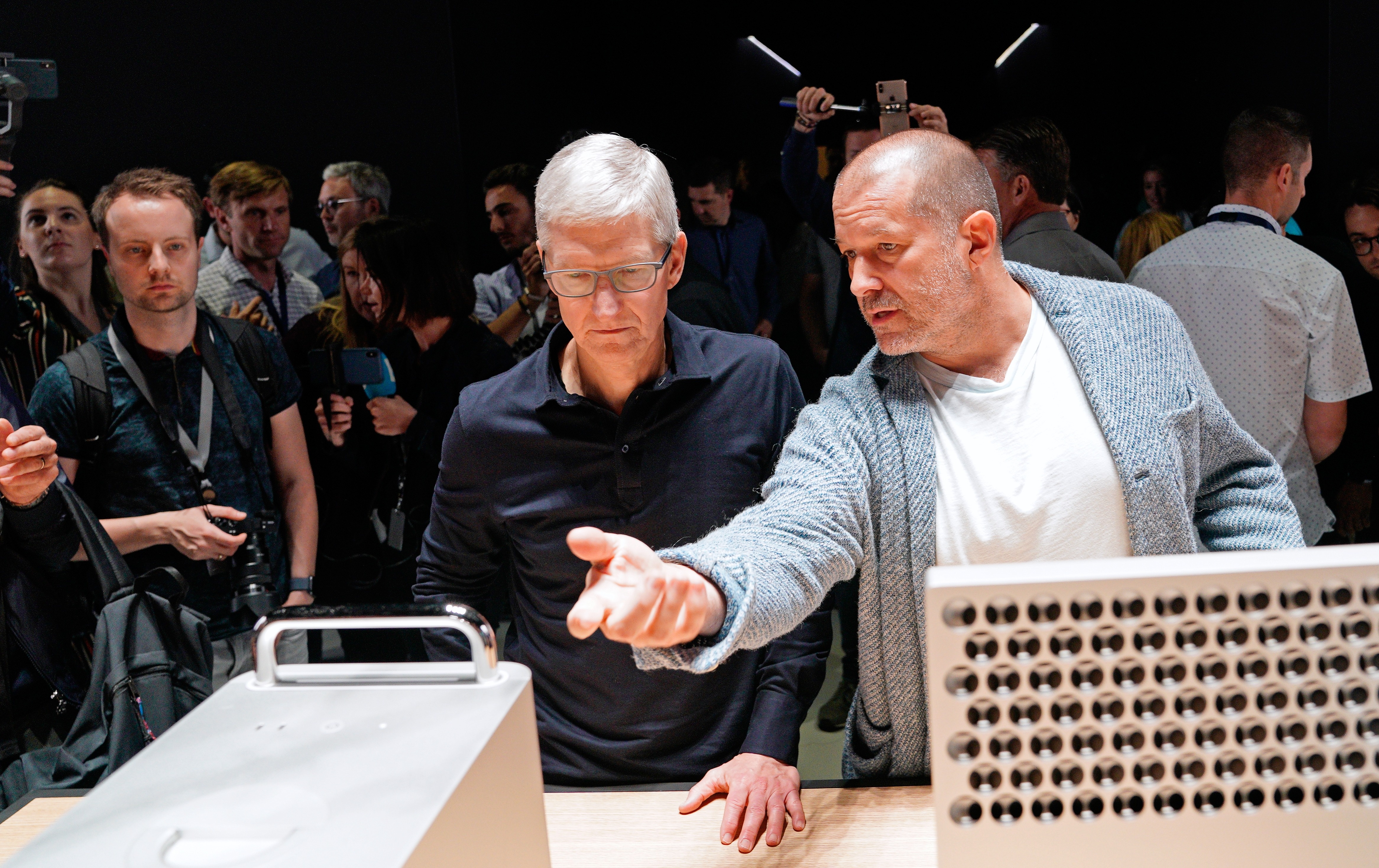 John Ternus CEO Apple,  Tim Cook tu chuc,  Jony Ive la ai,  John Ternus la ai,  CEO Apple la ai anh 3