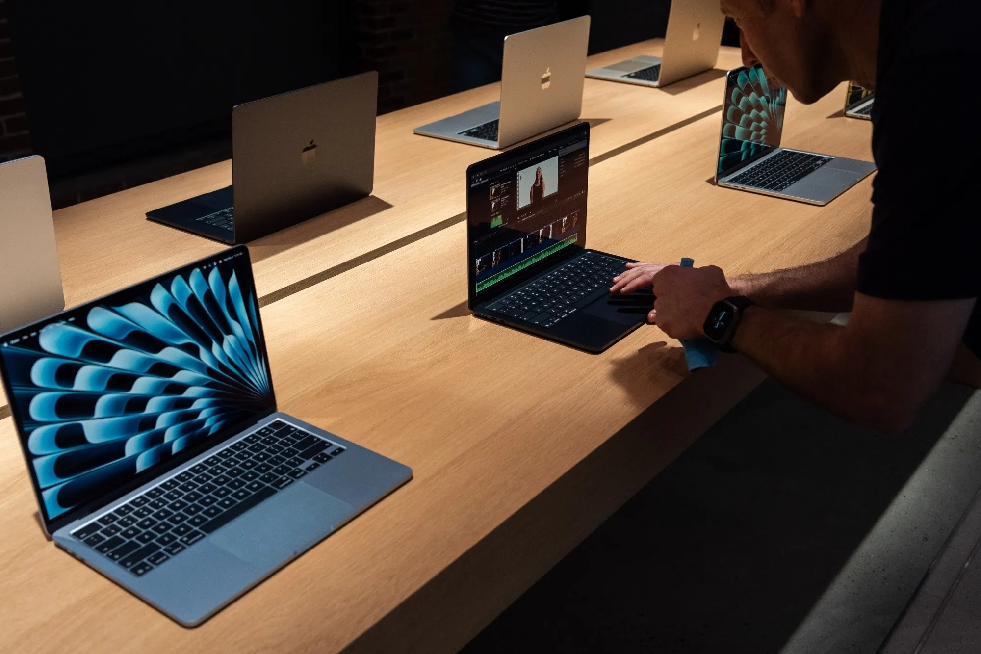 Apple tang gia iPad,  Apple tang gia MacBook,  Apple tang gia iPhone,  MacBook Air tang gia anh 1