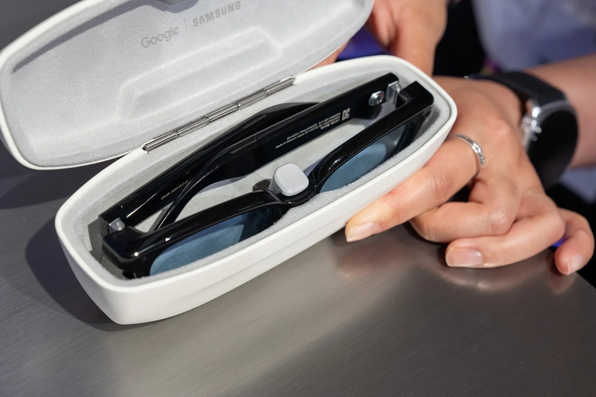 k&iacute;nh th&ocirc;ng minh Meta,  k&iacute;nh th&ocirc;ng minh Ray-Ban,  k&iacute;nh th&ocirc;ng minh Samsung,  mua k&iacute;nh th&ocirc;ng minh,  Samsung Galaxy Z Fold8 ảnh 3