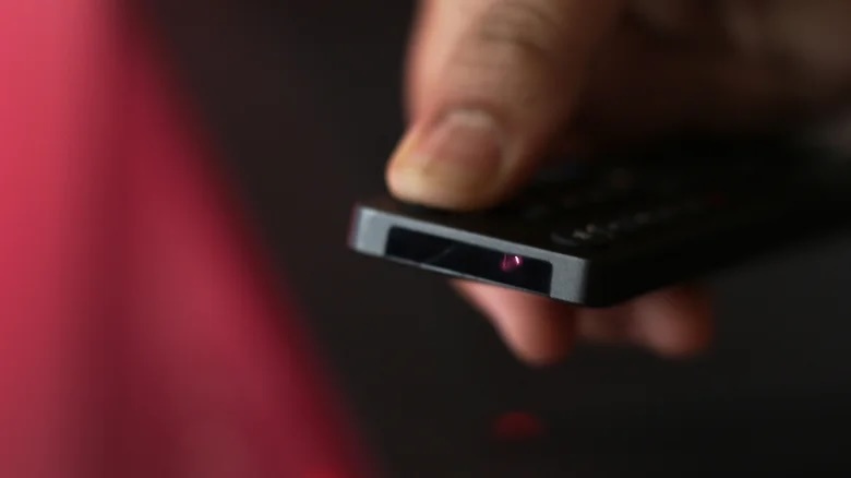 điều khiển remote TV,  remote hồng ngoại TV,  hồng ngoại l&agrave; g&igrave;,  c&ocirc;ng nghệ hồng ngoại,  remote Bluetooth cho TV ảnh 1