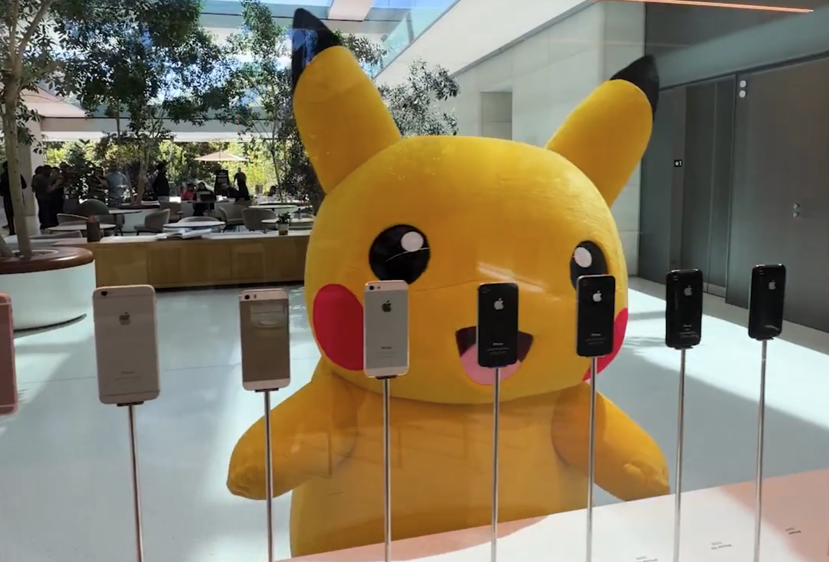 Pikachu tham quan Apple,  Tim Cook từ chức,  CEO Apple l&agrave; ai,  John Ternus l&agrave; ai ảnh 1
