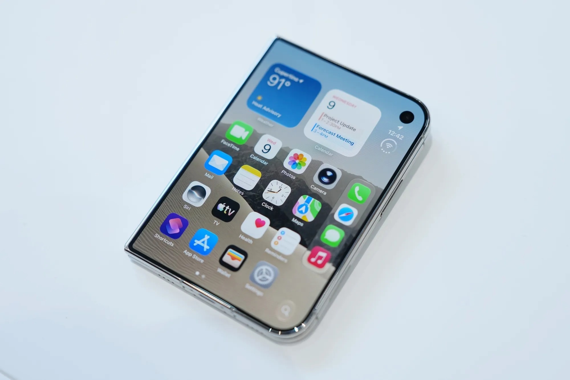 gi&aacute; b&aacute;n iPhone Duo,  th&ocirc;ng số iPhone Duo,  iPhone m&agrave;n h&igrave;nh gập,  camera iPhone Duo,  Apple ra iPhone Duo ảnh 1