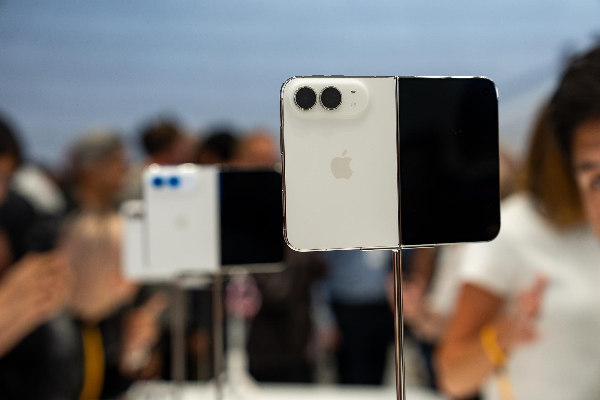 iPhone Duo ra mắt, thiết kế iPhone Duo, giá bán iPhone Duo, iPhone màn hình gập, iPhone Duo là gì ảnh 4 iPhone Duo ra mắt, thiết kế iPhone Duo, giá bán iPhone Duo, iPhone màn hình gập, iPhone Duo là gì ảnh 4