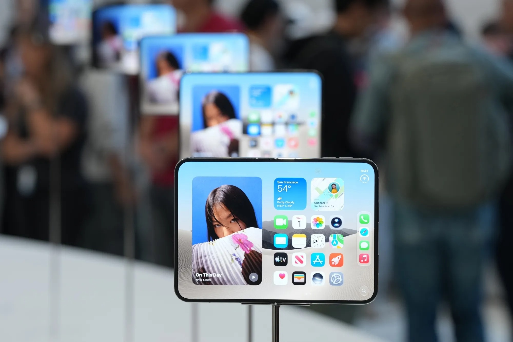 iPhone Duo ra mắt, giá bán iPhone Duo, iPhone Duo là gì, iPhone màn hình gập, smartphone màn hình gập ảnh 2 iPhone Duo ra mắt, giá bán iPhone Duo, iPhone Duo là gì, iPhone màn hình gập, smartphone màn hình gập ảnh 2