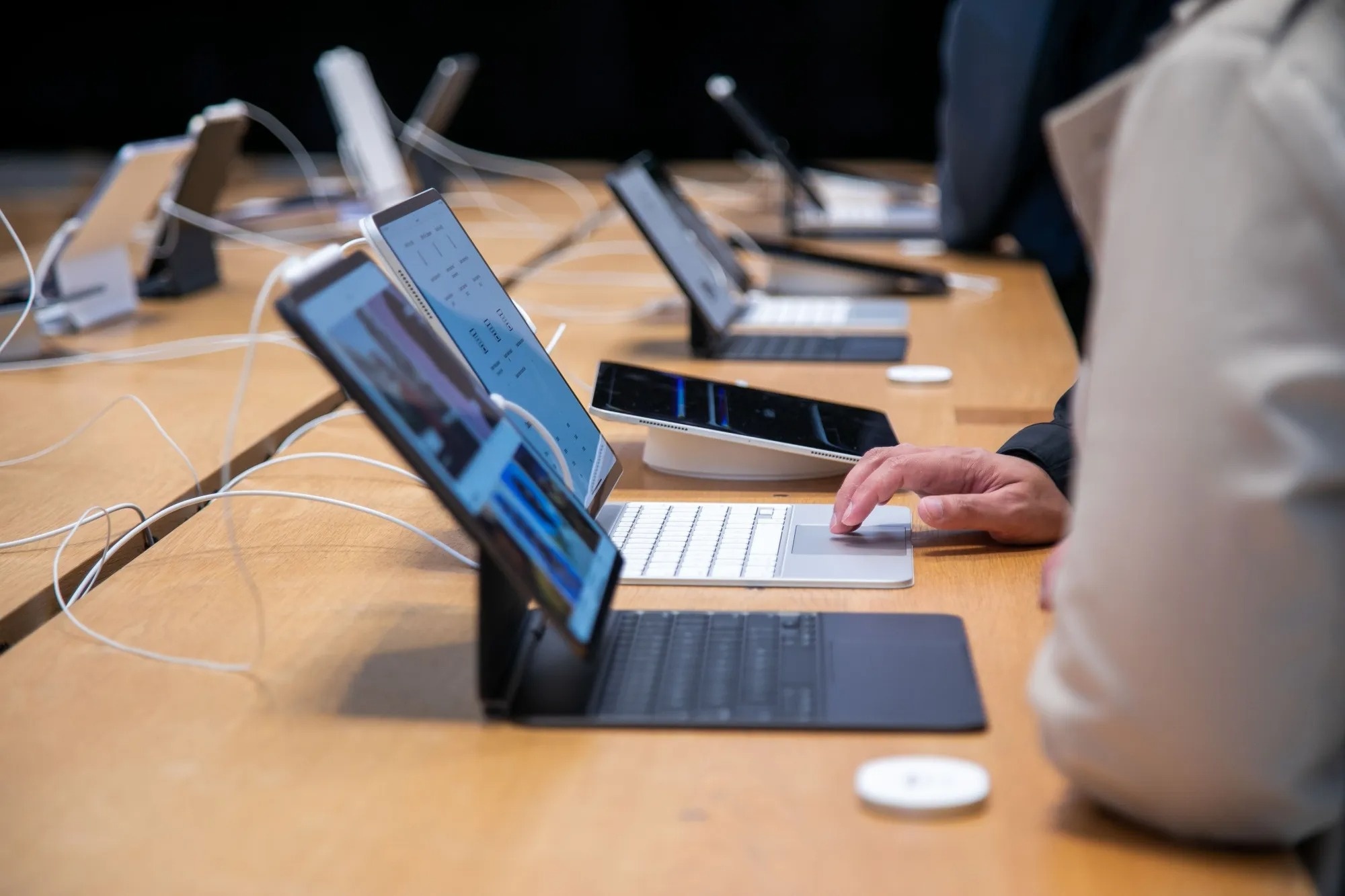iPhone Duo ra mắt,  gi&aacute; b&aacute;n iPhone Duo,  MacBook Pro cảm ứng,  iPad mini OLED,  m&agrave;n h&igrave;nh th&ocirc;ng minh ảnh 2