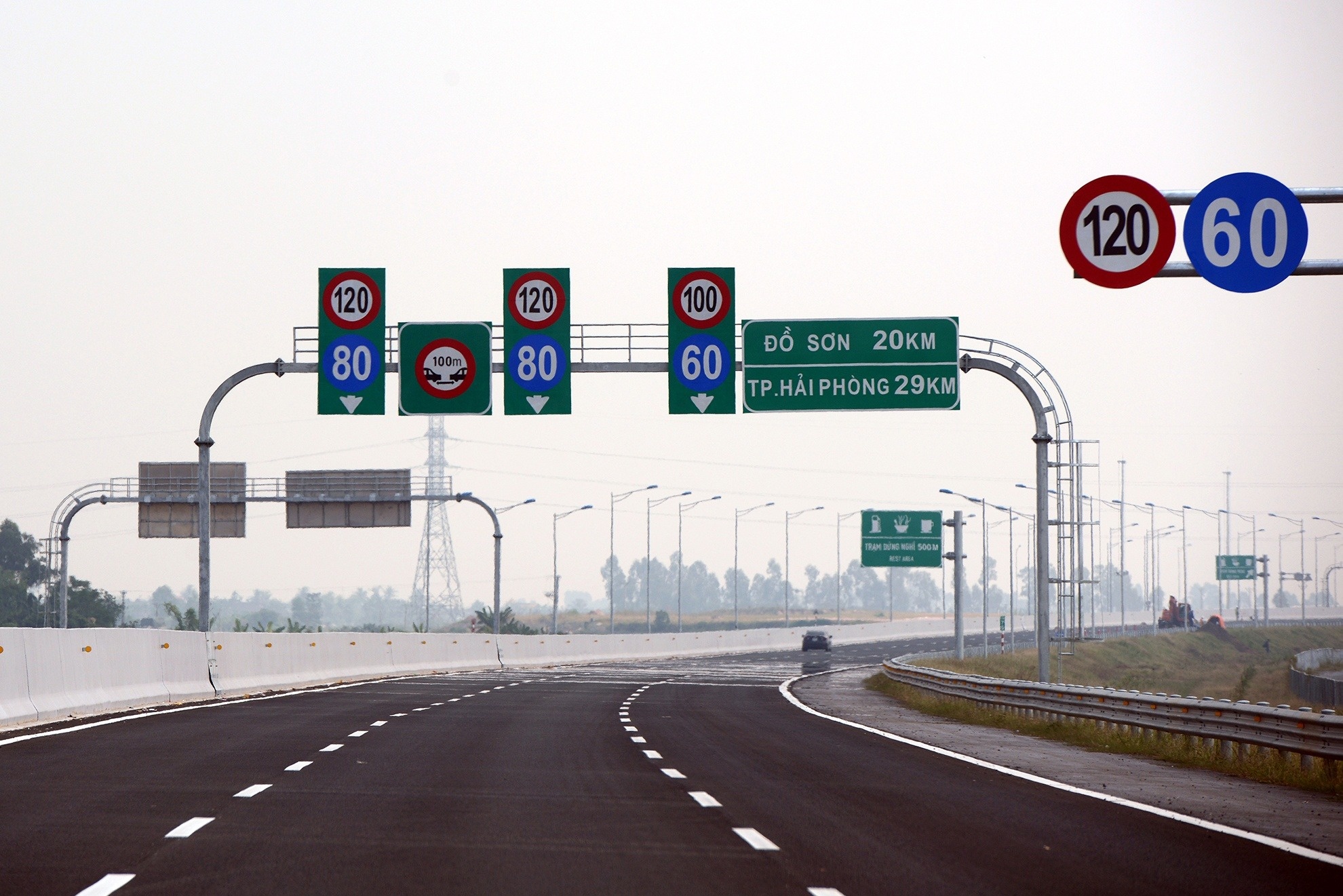 Chay xe qua cham cung bi phat tien trieu hinh anh