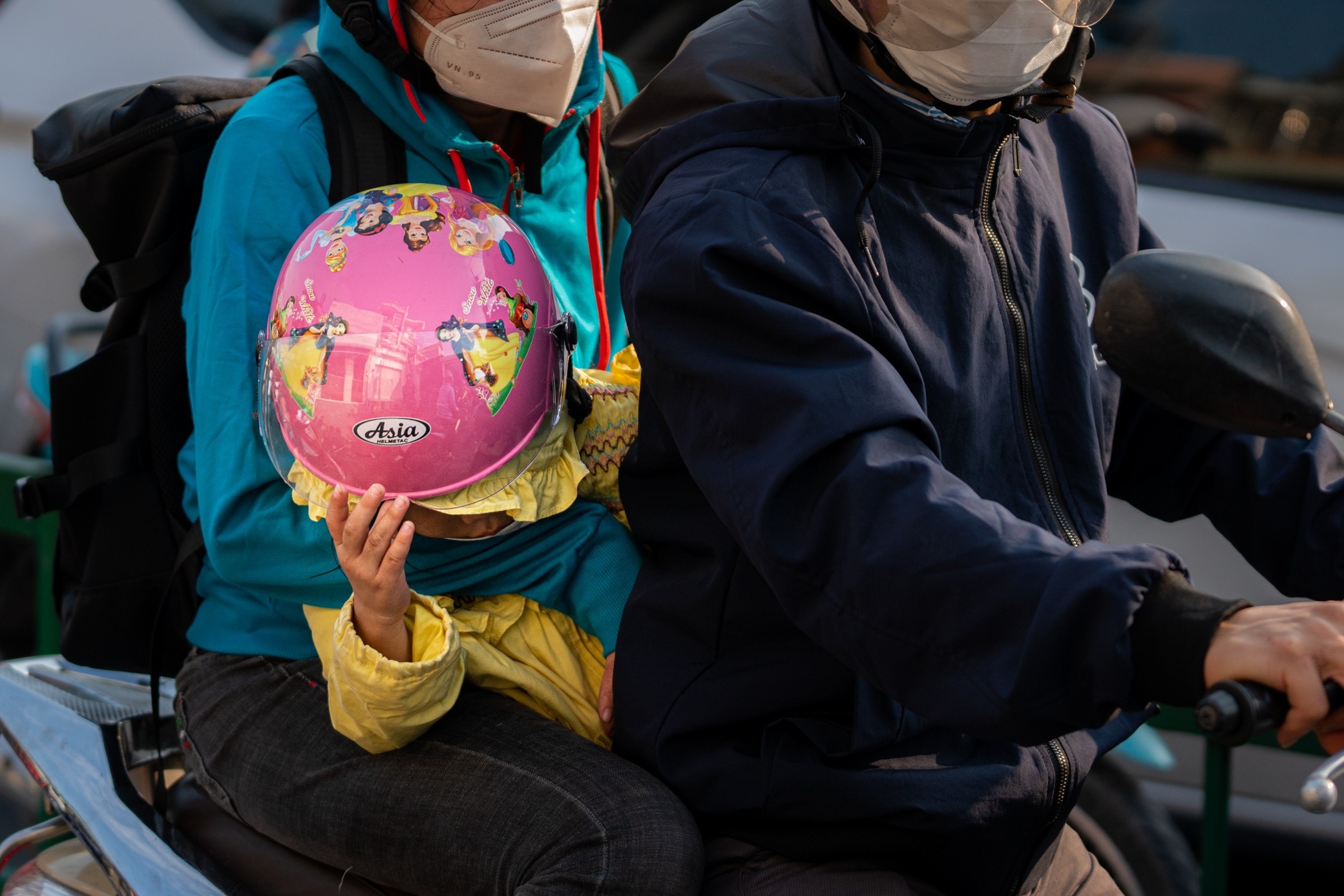 Cho tre em khong dung cach tren xe may bi phat den 10 trieu dong hinh anh