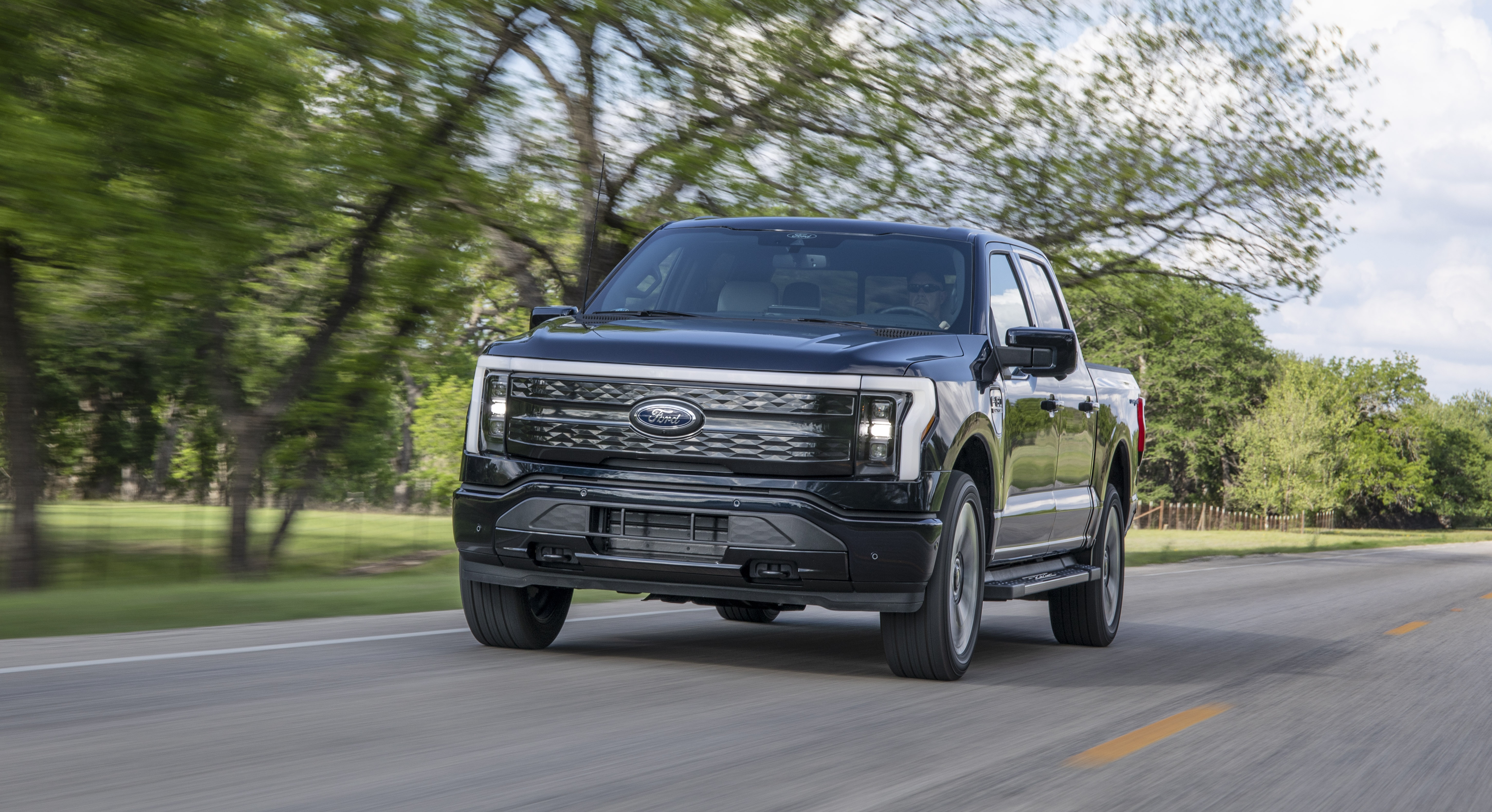 It khach, Ford cat giam san luong ban tai dien F-150 Lightning hinh anh