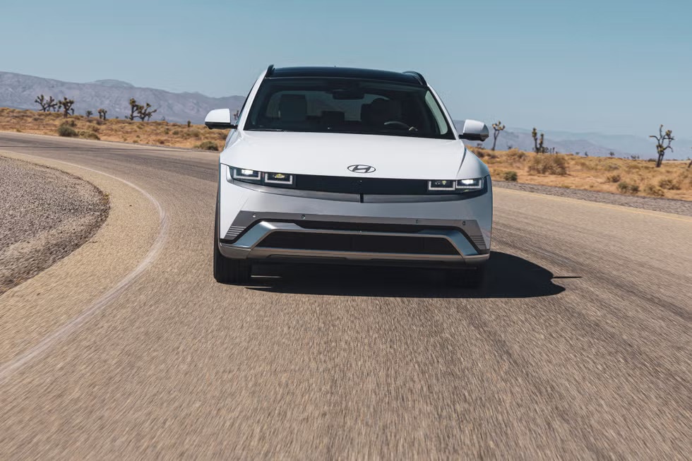 Waymo bo qua Zeekr, chon xe dien Hyundai lam taxi tu lai hinh anh