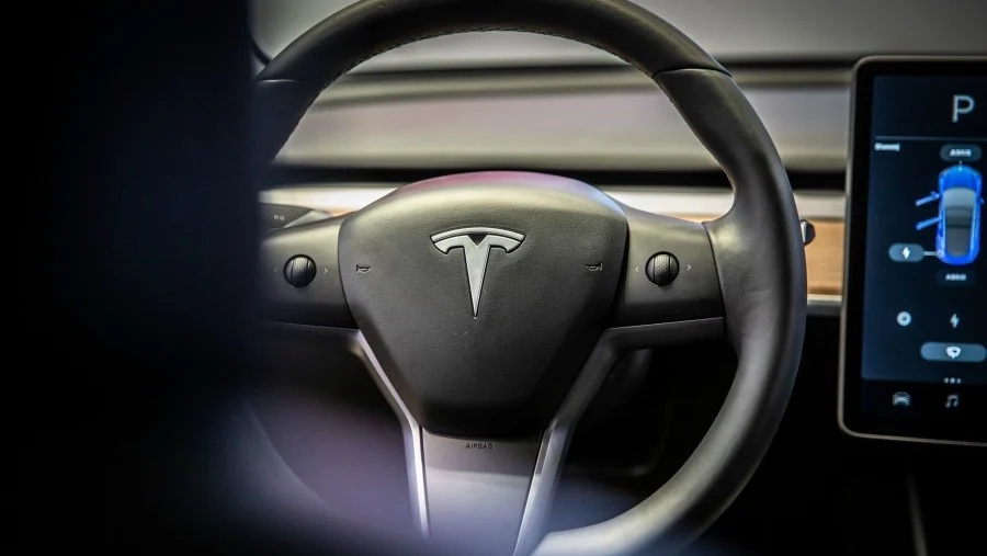 Tesla bi buoc phai boi thuong 112.000 euro vi oto tu lai hinh anh