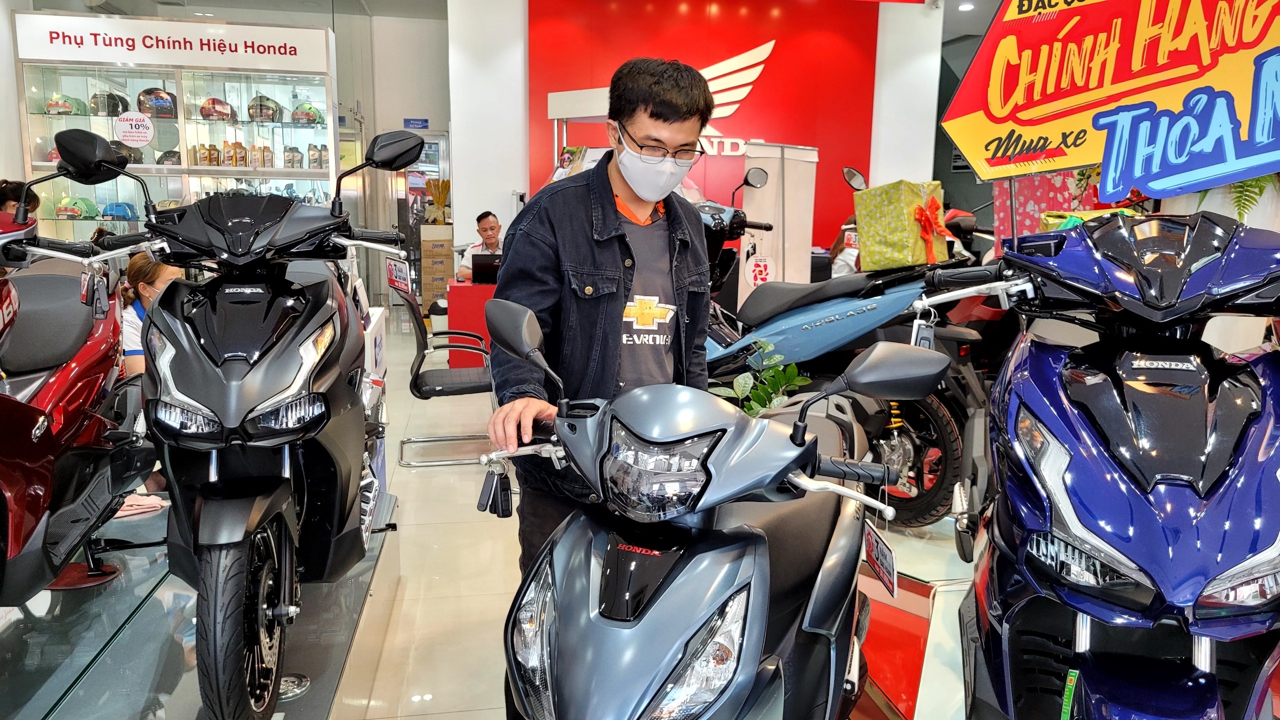 Nguoi Viet giam mua xe may hinh anh