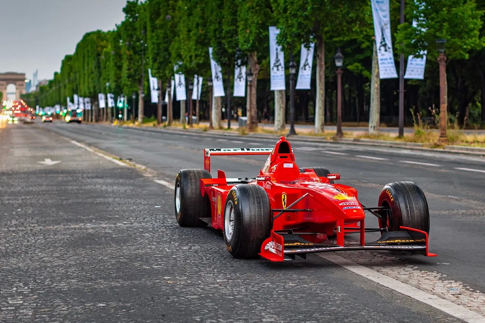 Xe dua F1 cua huyen thoai Schumacher duoc ban dau gia hinh anh