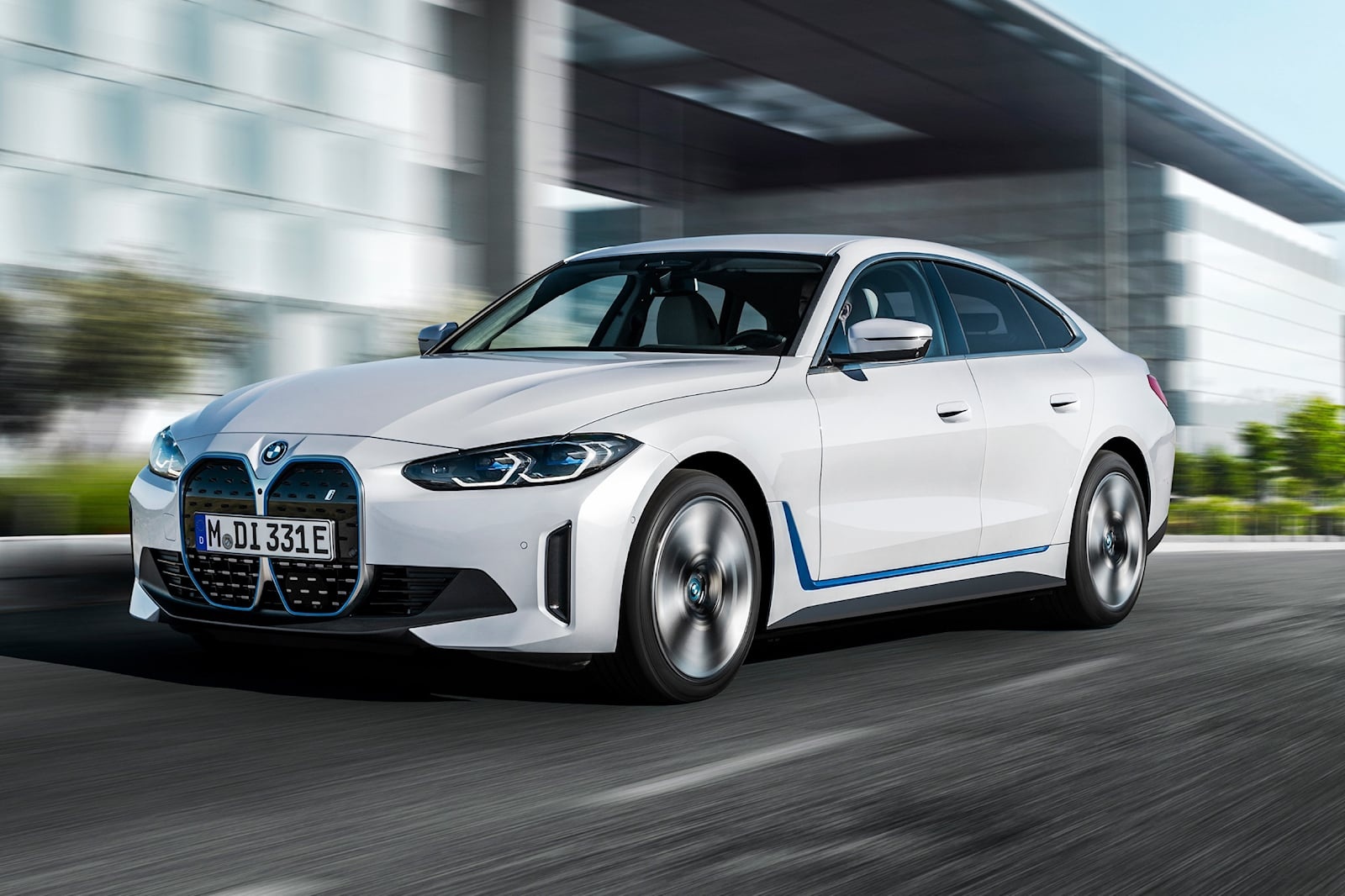 BMW ra mat oto dien re hon Tesla anh 1