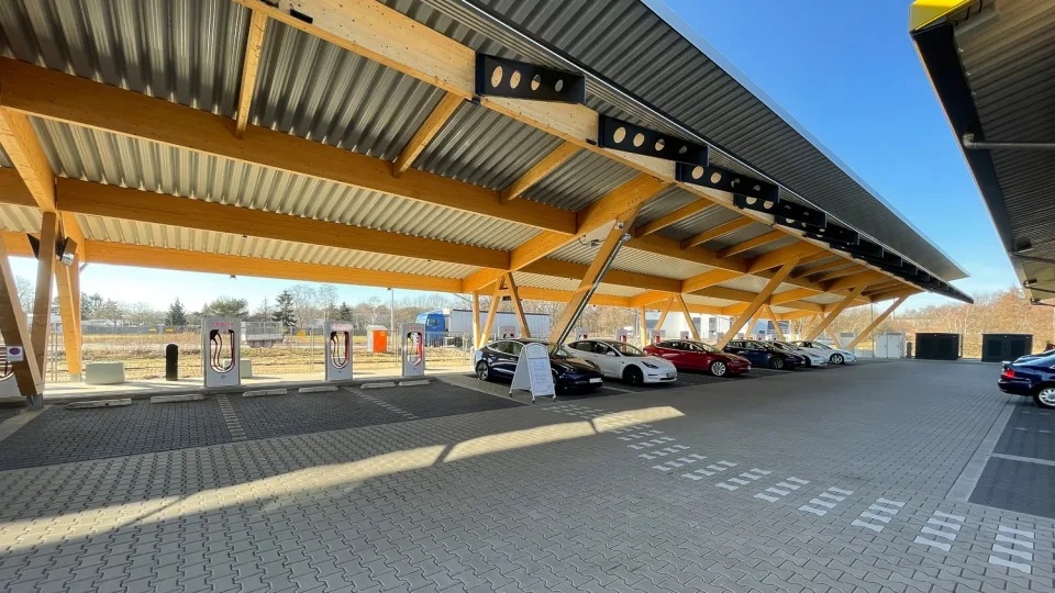 be boi tai tram sac Tesla anh 2