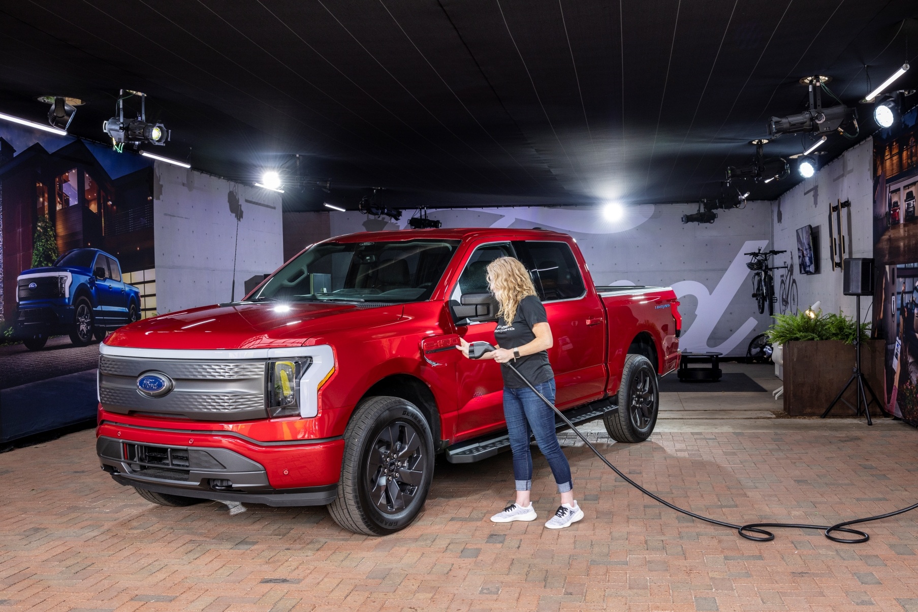 Ford F-150 Lightning chay hang hinh anh