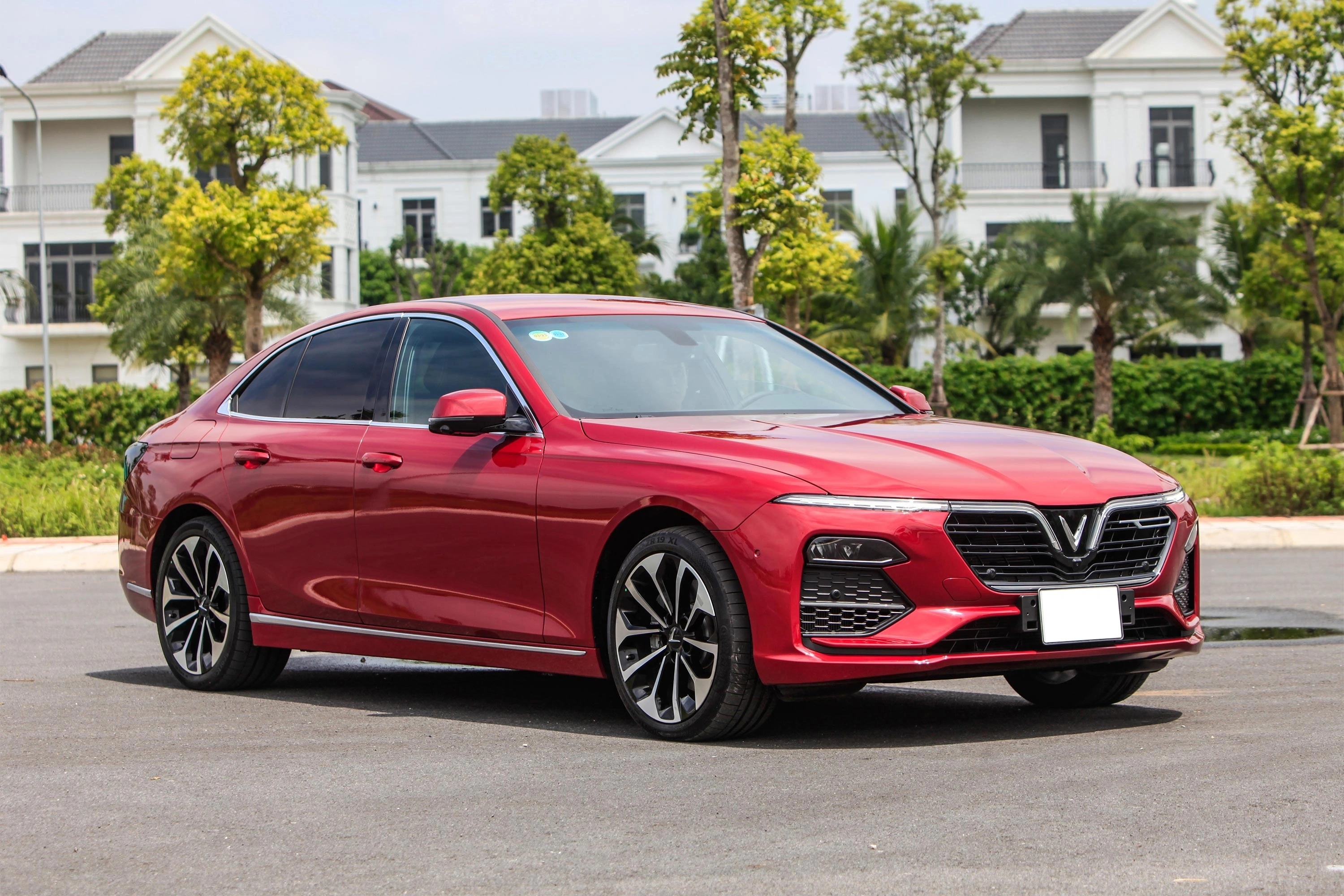 VinFast Lux A2.0 tang dot bien, Toyota Camry bat ngo giam sau hinh anh