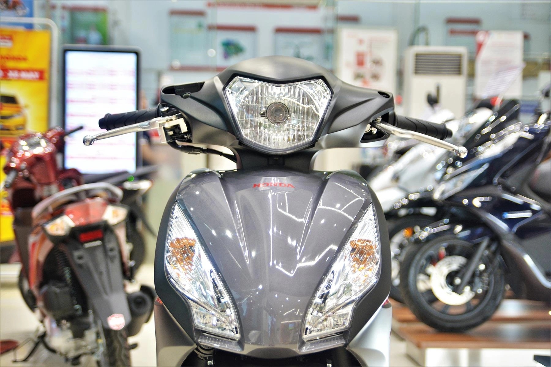 Honda Vision, Yamaha Janus khan hang nhung gia ban on dinh hinh anh