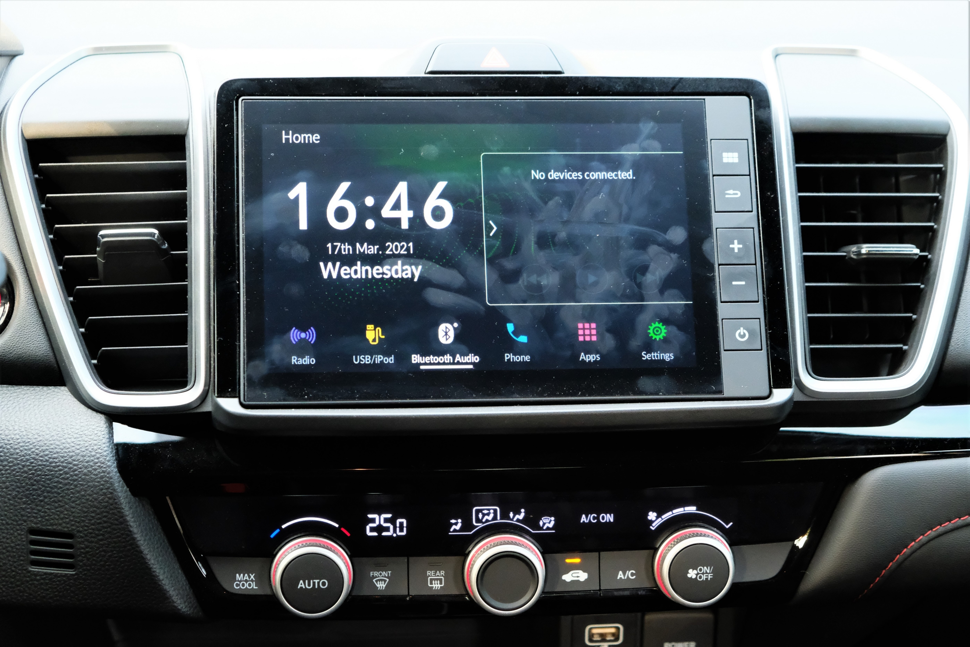 mui khoi thuoc tren oto anh 1