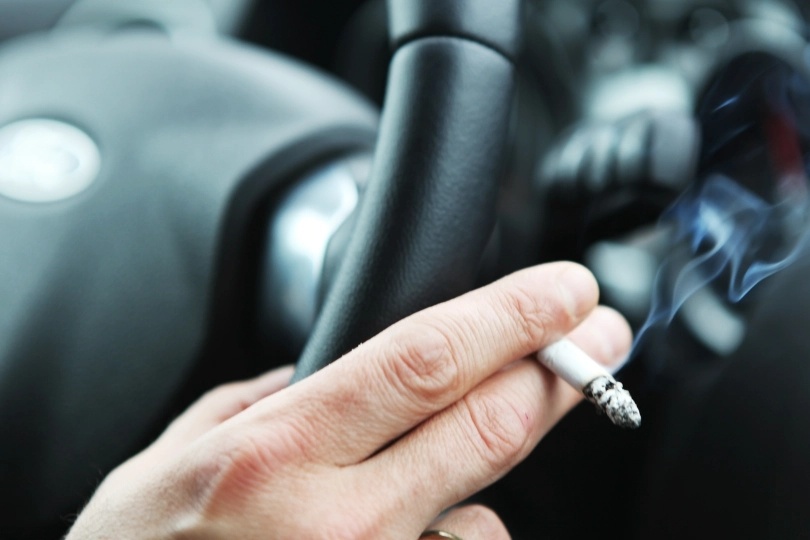 Bi ep gia khi ban xe cu co mui thuoc la hinh anh