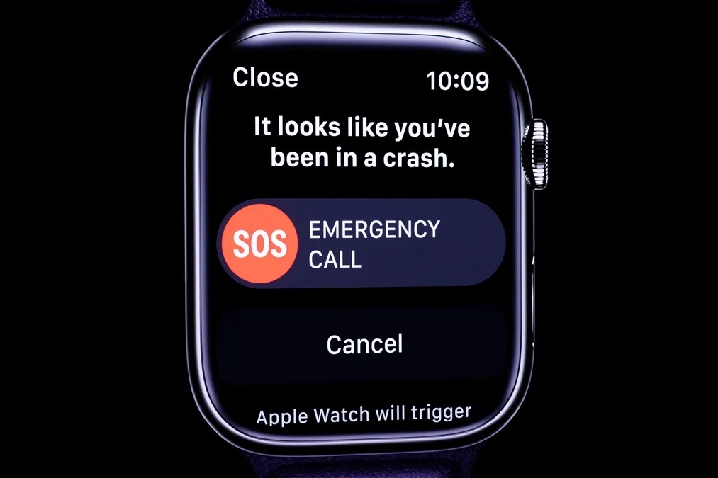 Apple Watch tai nan xe anh 3