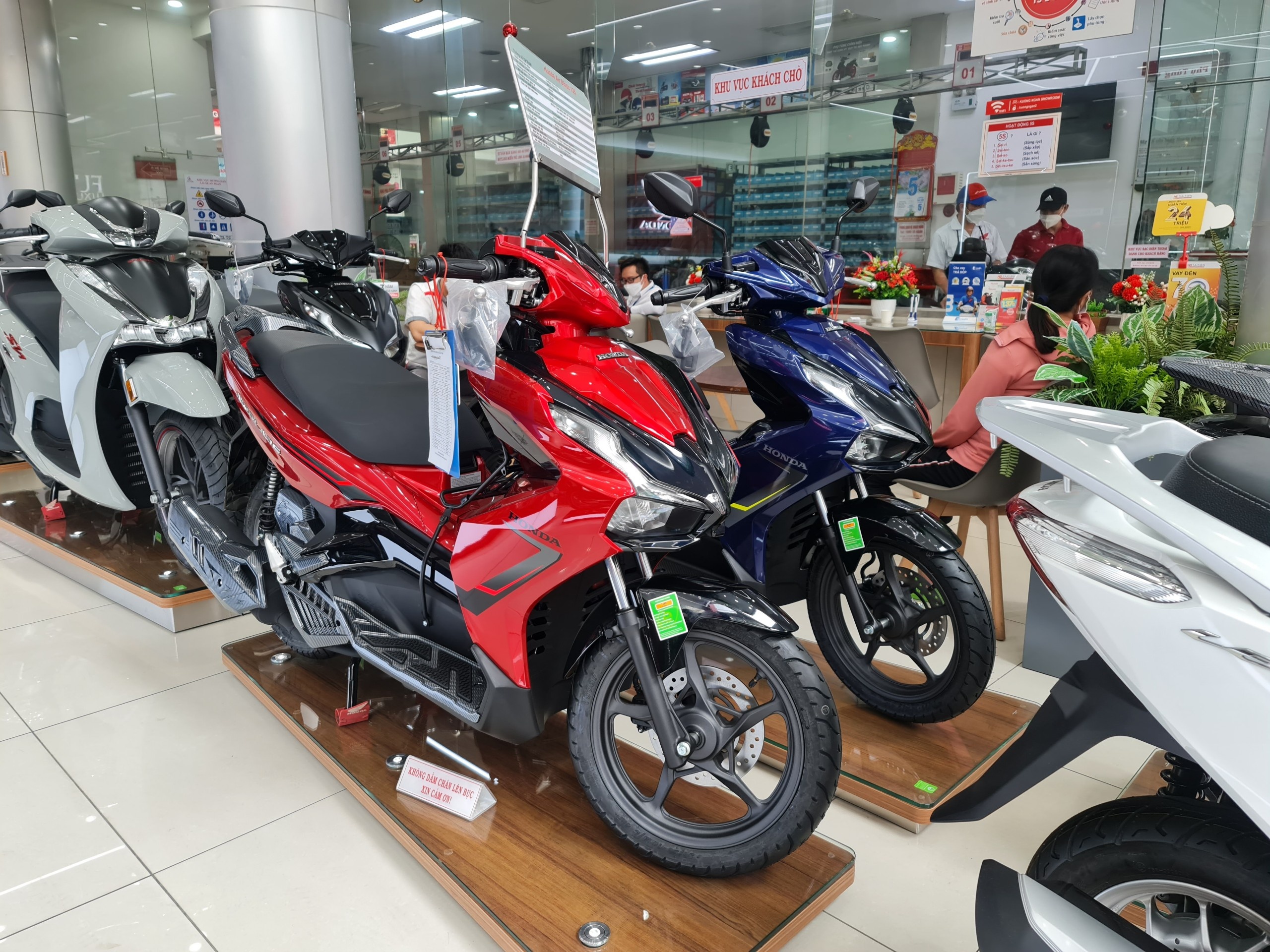 san xuat xe may anh 1