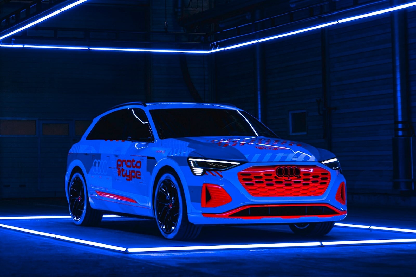 Audi tiet lo mau son phan quang cho Q8 e-tron hinh anh