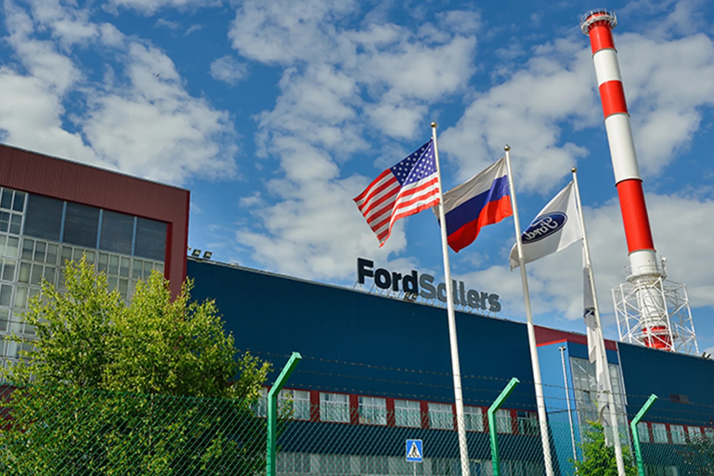 Ford va Mercedes-Benz rut khoi thi truong Nga hinh anh