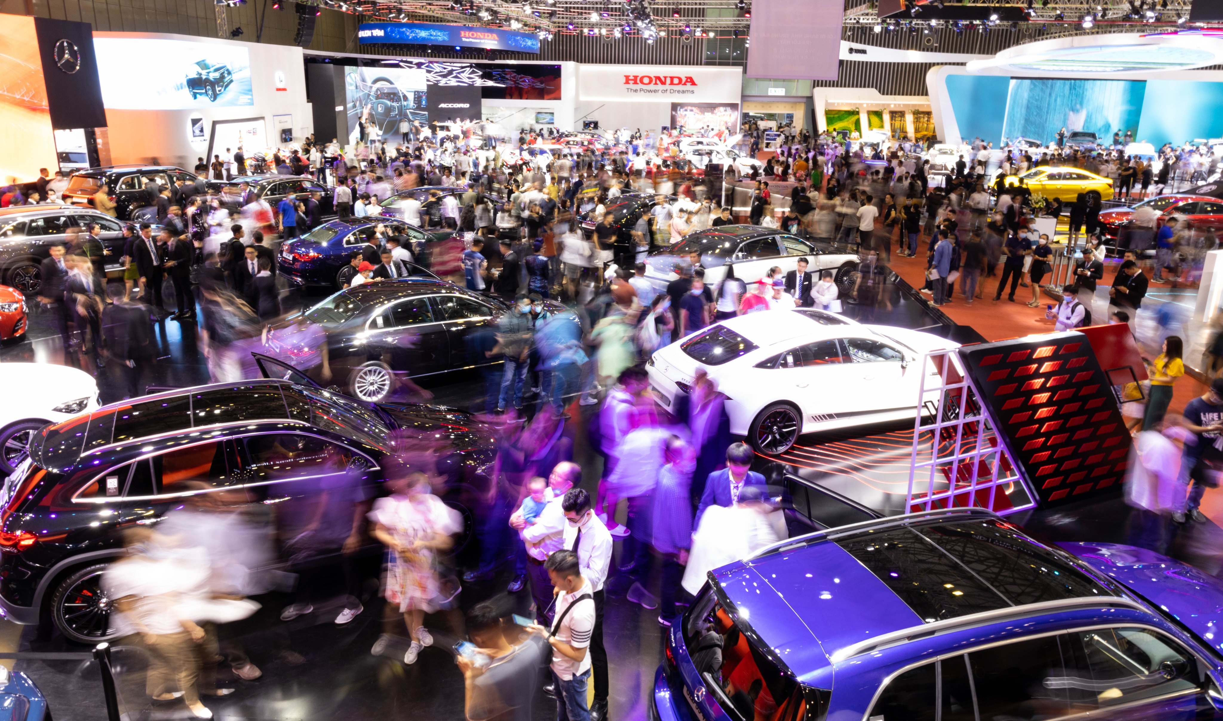 Thi truong xe Viet tiep tuc don tin vui hinh anh