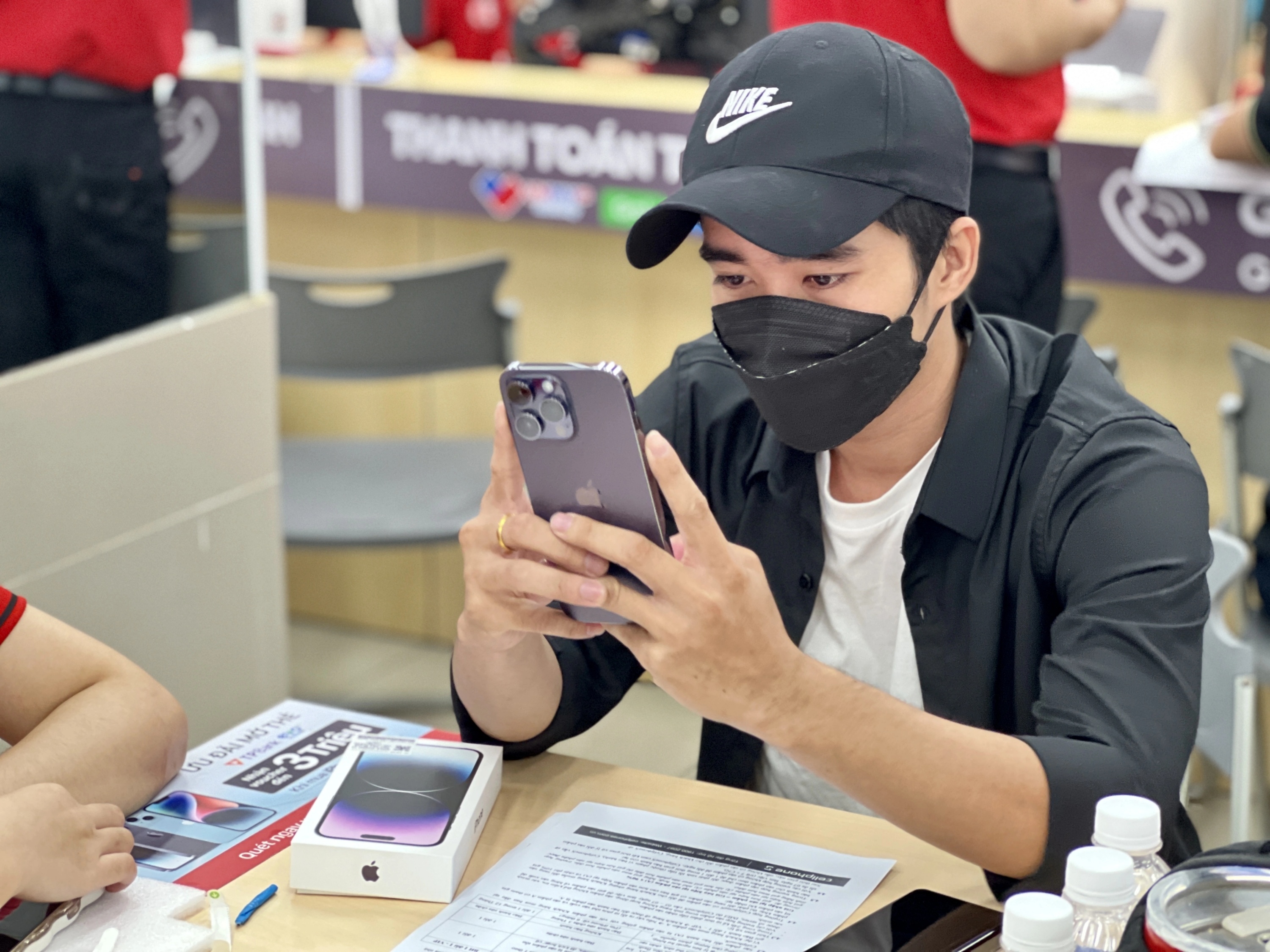 Digiworld thu gan 2.400 ty dong nho kinh doanh dien thoai hinh anh