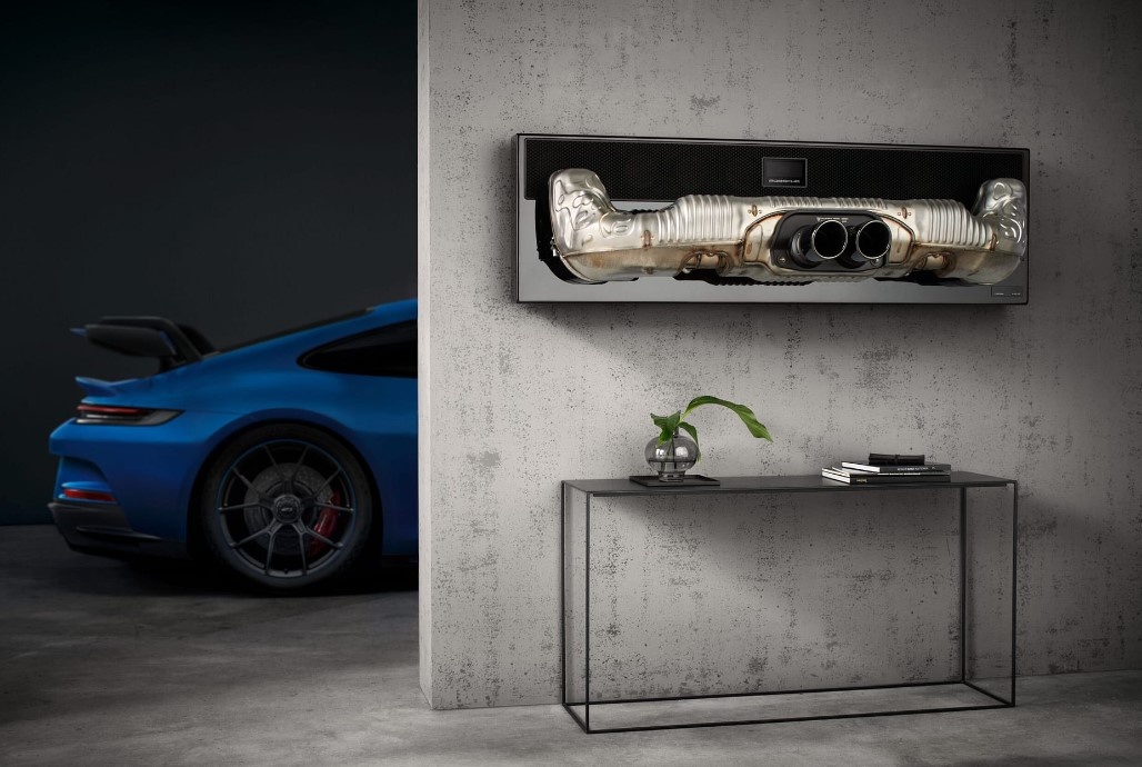 Loa gia 12.000 USD lam tu ong xa xe Porsche 911 hinh anh