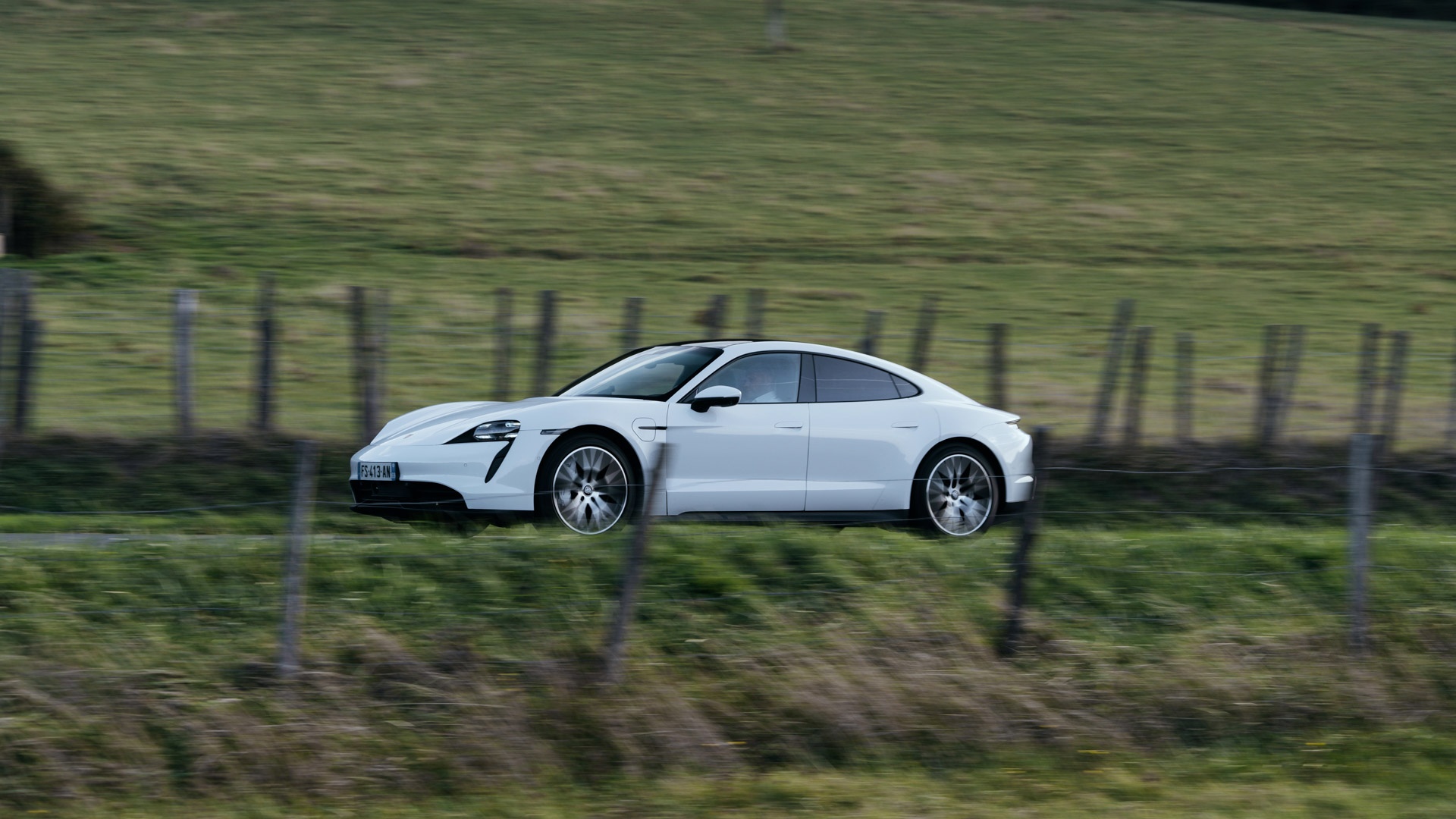 Porsche Taycan anh 1