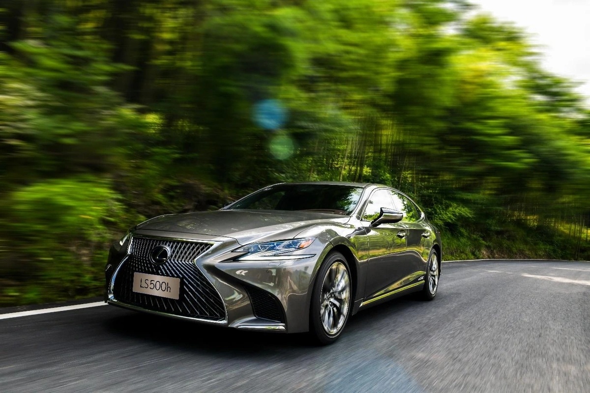 Lexus tang gia hang loat xe sang, cao nhat 160 trieu dong hinh anh