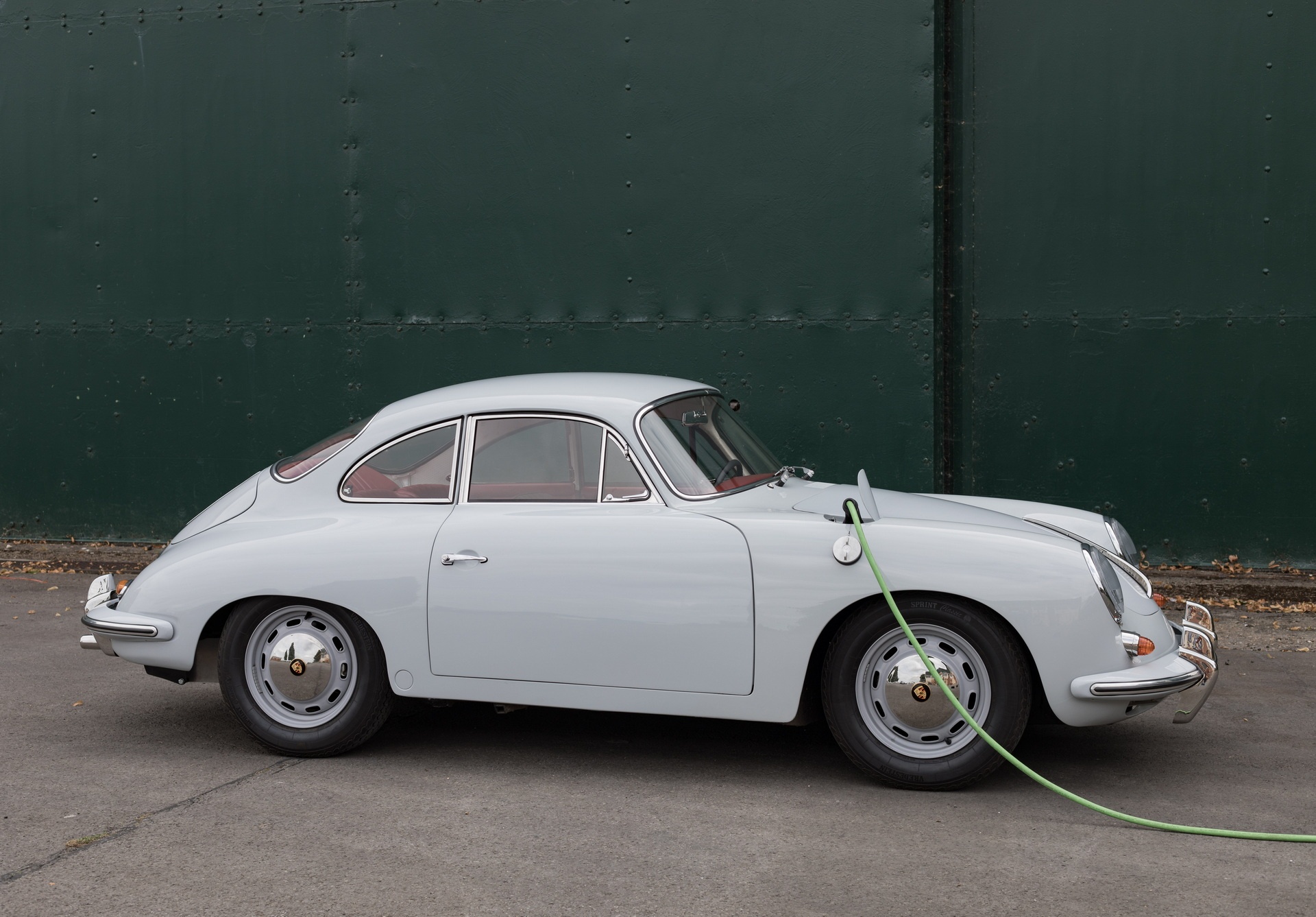 Quoc gia chau Au dau tien phan doi lenh cam xe xang hinh anh