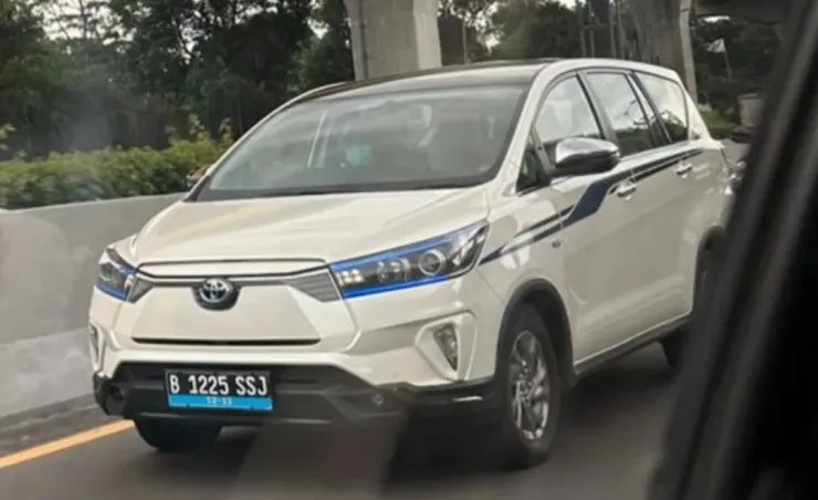Lo anh Toyota Innova thuan dien chay thu nghiem tren duong hinh anh