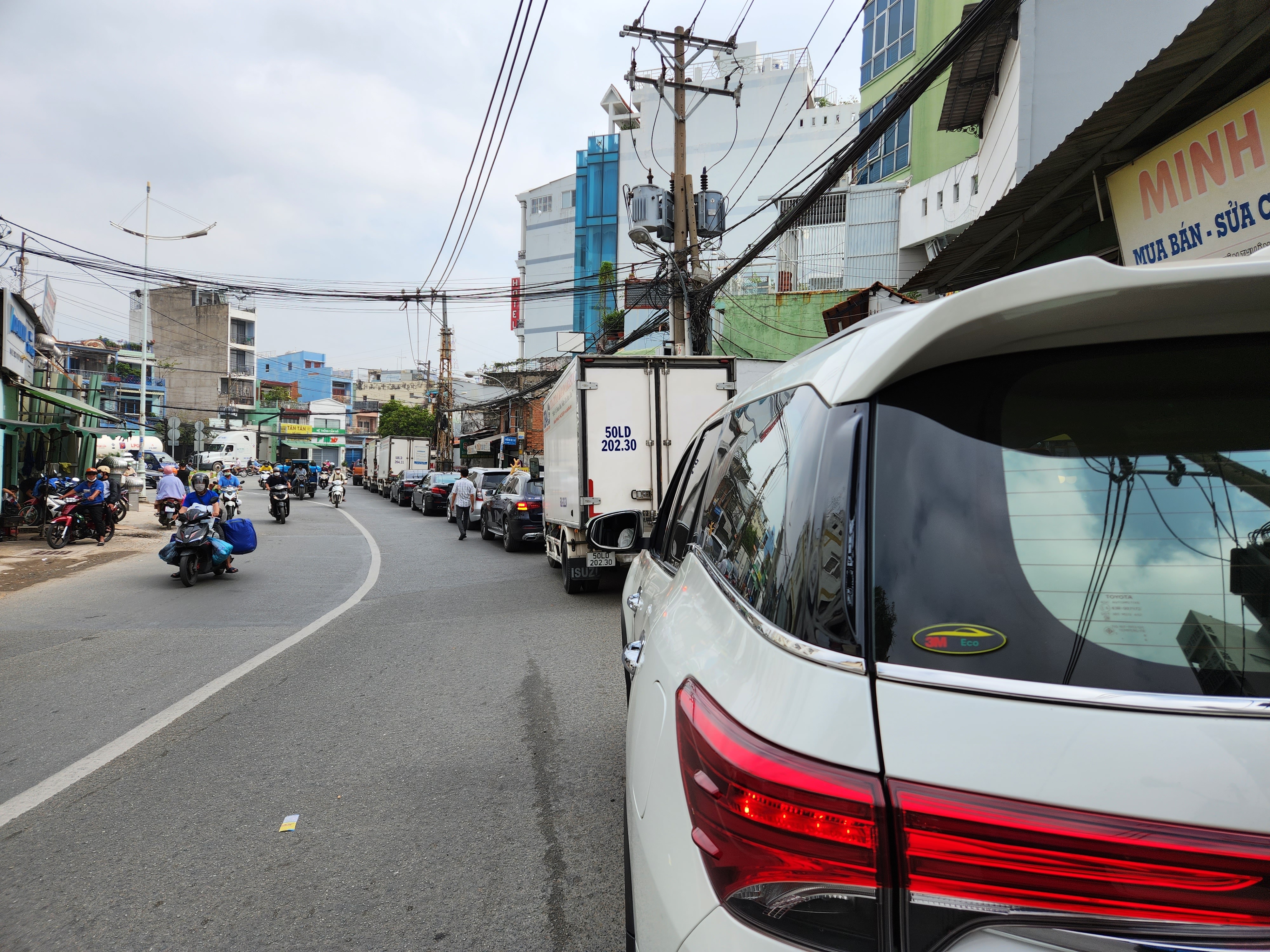 Mat 3 ngay, di tu 2h sang de dang kiem oto hinh anh