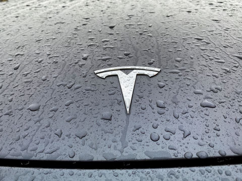 Them mot buoc lui cua Tesla hinh anh