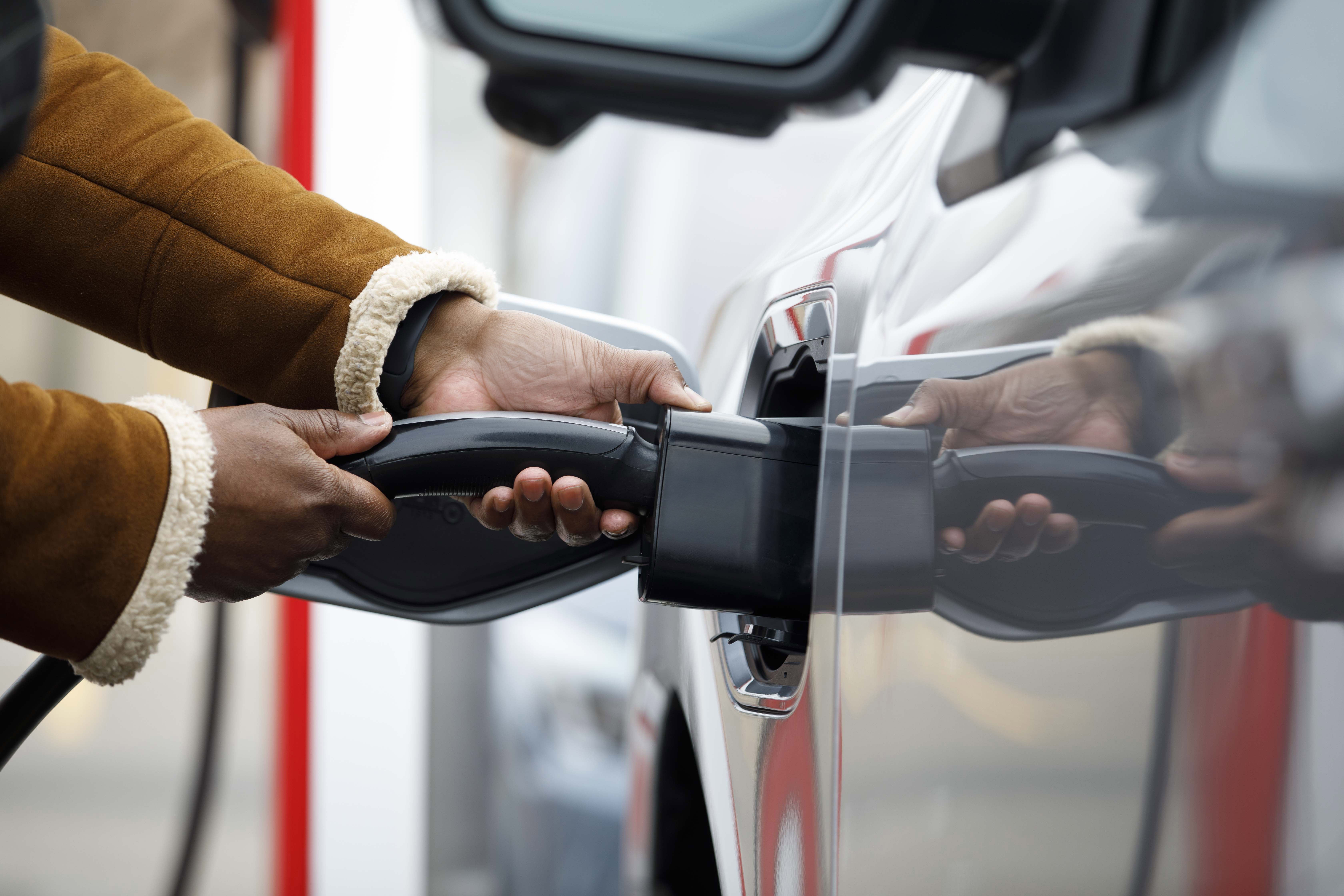 Hang pin Trung Quoc tran an nguoi dung thich sac nhanh hinh anh