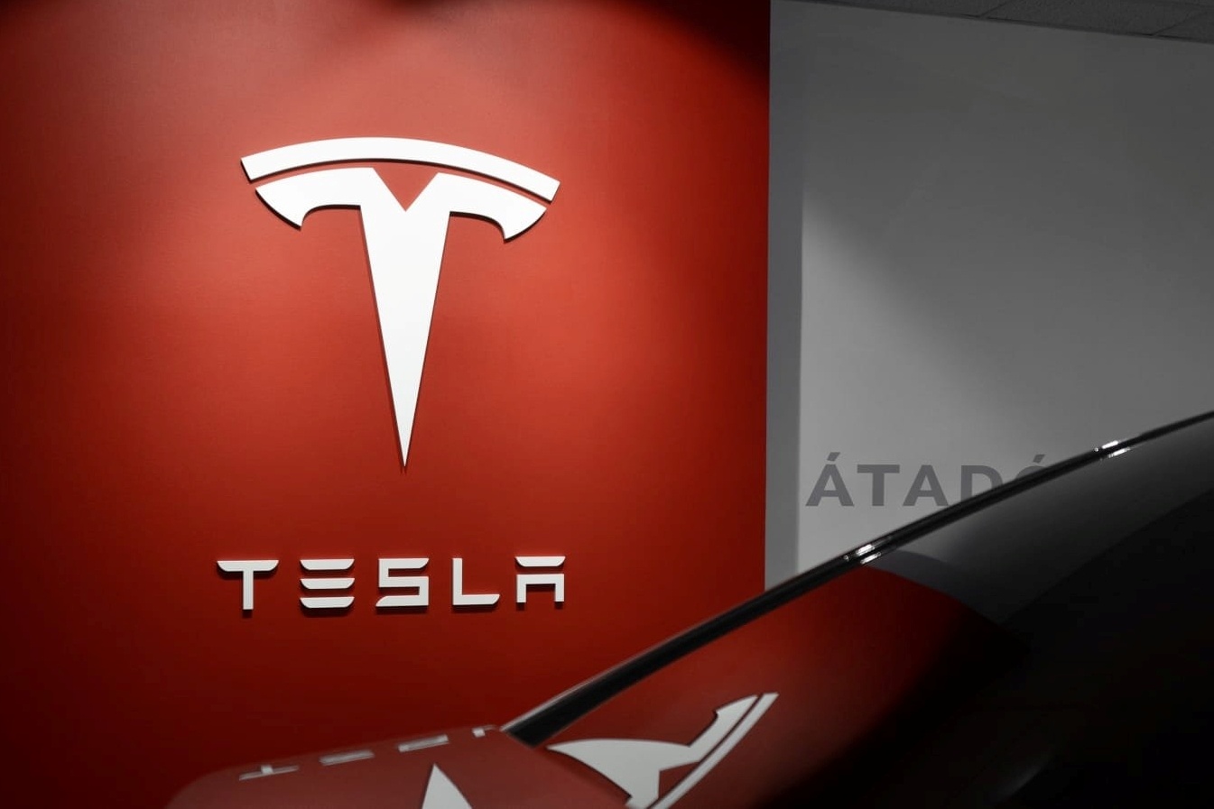 Tesla giua kha nang xay ra chien tranh thuong mai the gioi hinh anh